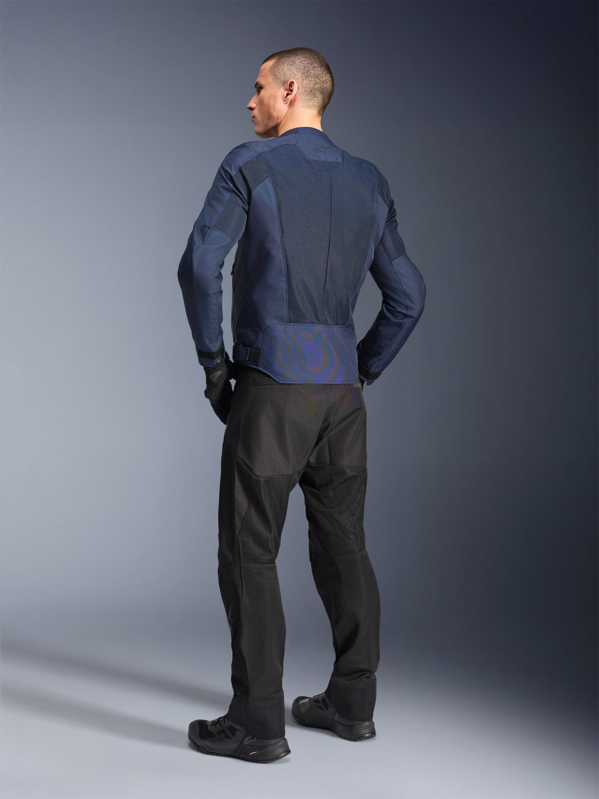 Alpinestars C-1 Air jas, blauwe urban motorjas voor heren, achteraanzicht op model met mesh ventilatie en reflecterende details.