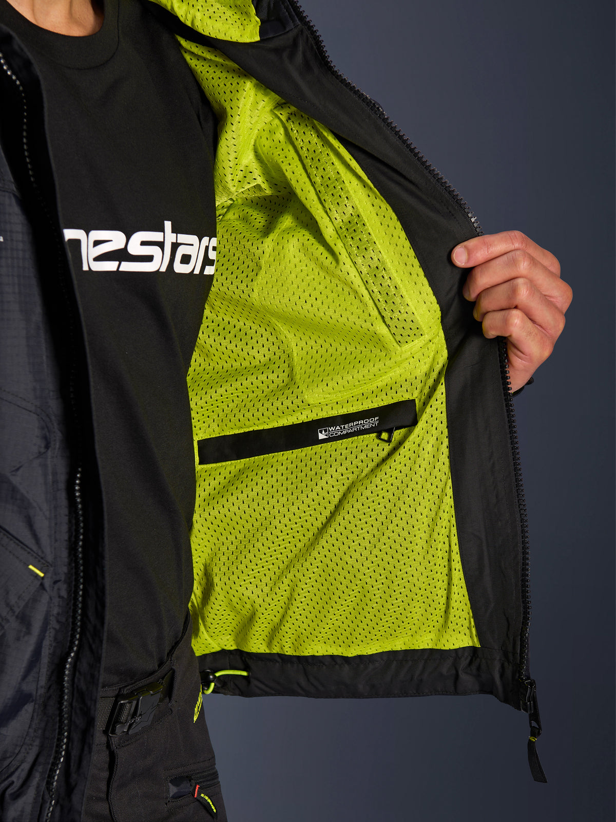 Alpinestars Mogress Air Jacke, urbane Herren-Motorradjacke in Schwarz mit Lime-Punch-Mesh-Futter und wasserdichter Innentasche.