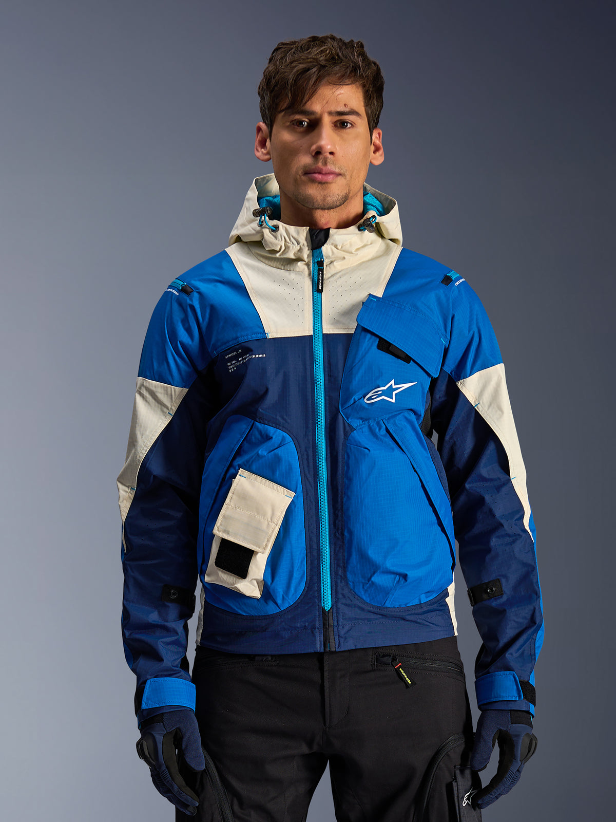 Alpinestars Mogress Air jas, heren urban motorjas in blauw en amandel met een geventileerde capuchon.