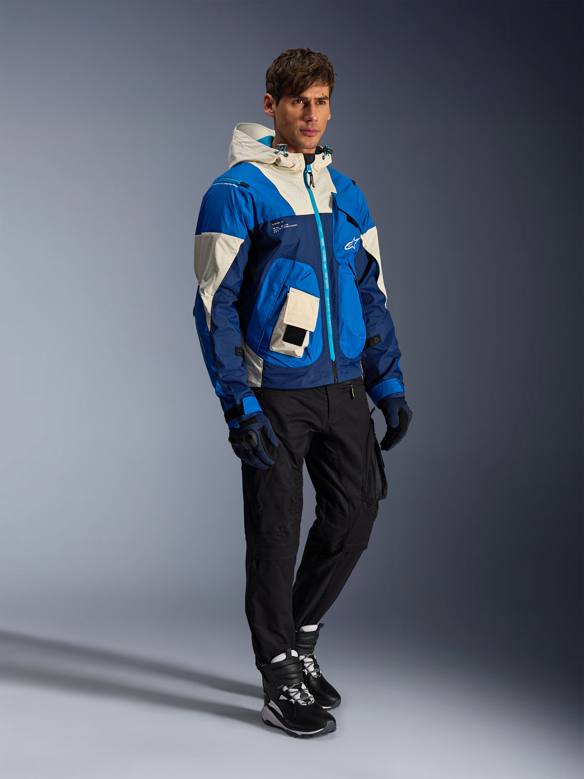 Alpinestars Mogress Air-jas, blauwe urban herenmotorjas van textiel met capuchon en utility-zakken.