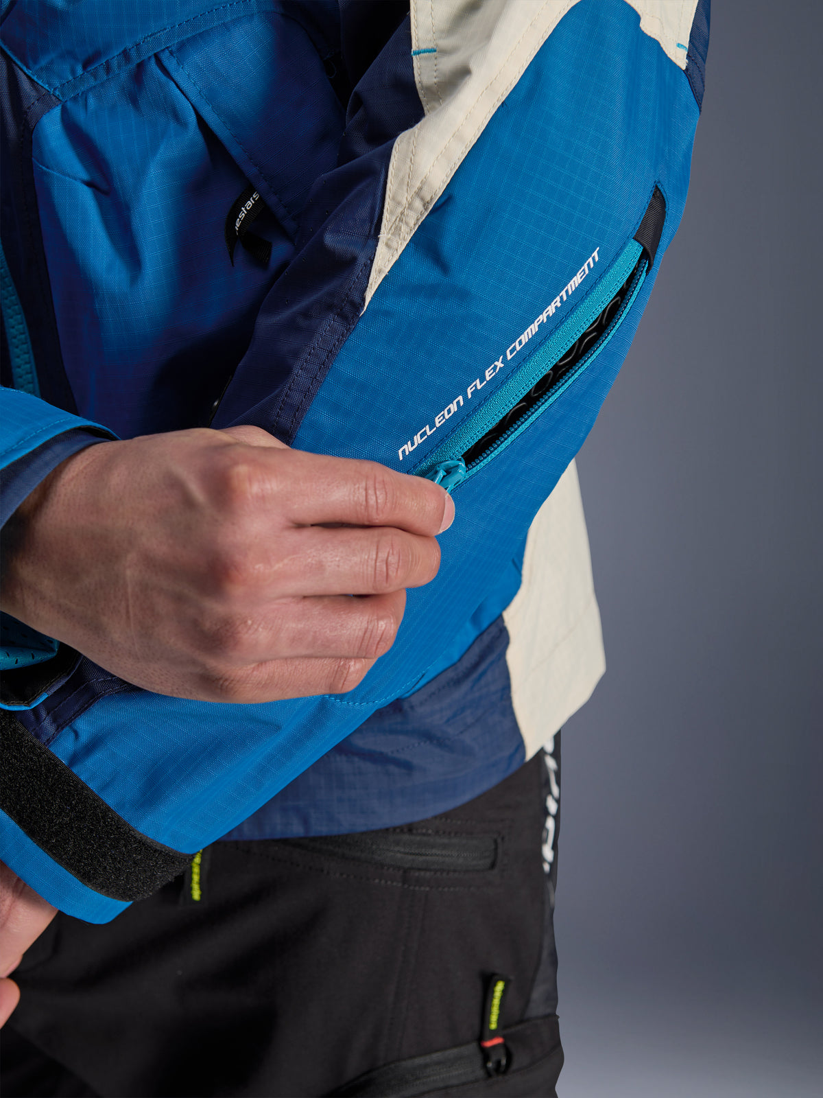 Alpinestars Mogress Air urban motorjas, blauw en amandel, mouw met Nucleon Flex-protectorcompartiment en ripstop textiel.