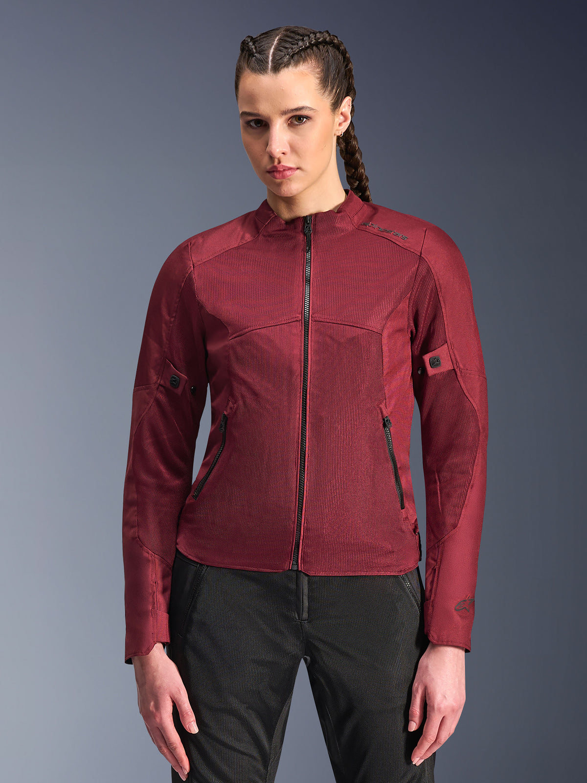Veste Alpinestars Stella C-1 Air, veste de moto pour femme, rouge bordeaux, panneaux en mesh pour la circulation de l'air, fermeture éclair frontale et poches zippées, coupe sportive ajustée, portée par un mannequin avec un pantalon de moto noir