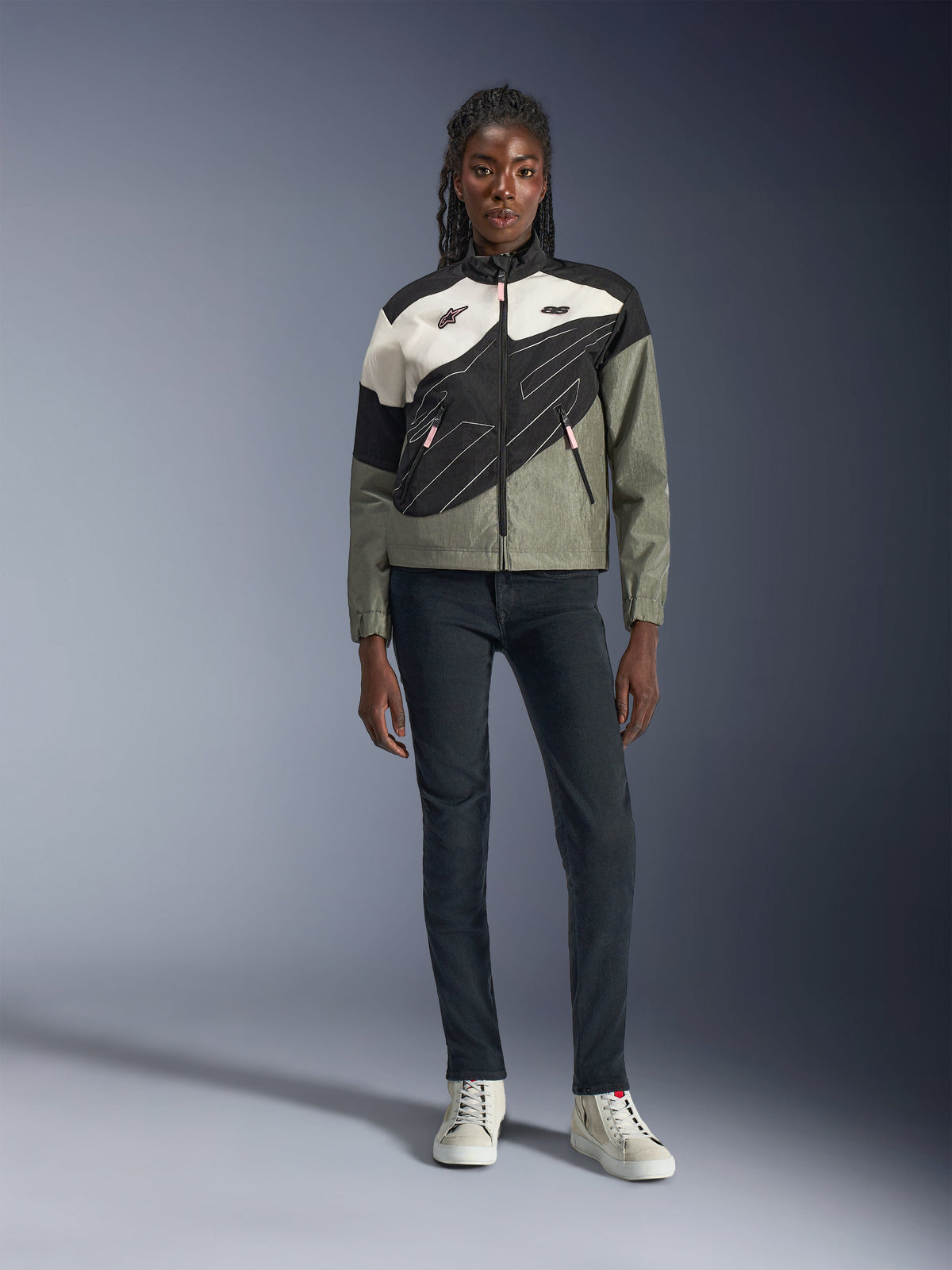 Alpinestars Stella Moshell, veste de moto urbaine en textile pour femme, grise et noire, graphismes asymétriques, mannequin.