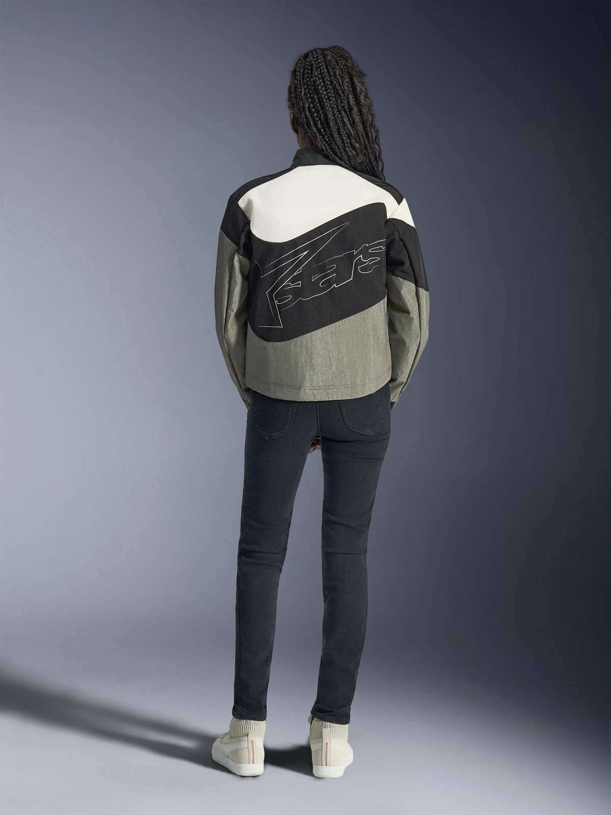 Alpinestars Stella Moshell, veste de moto urbaine pour femme, grise et noire, vue de dos avec logo stylisé et design asymétrique, construction en polyamide recyclé, certifiée CE Classe A