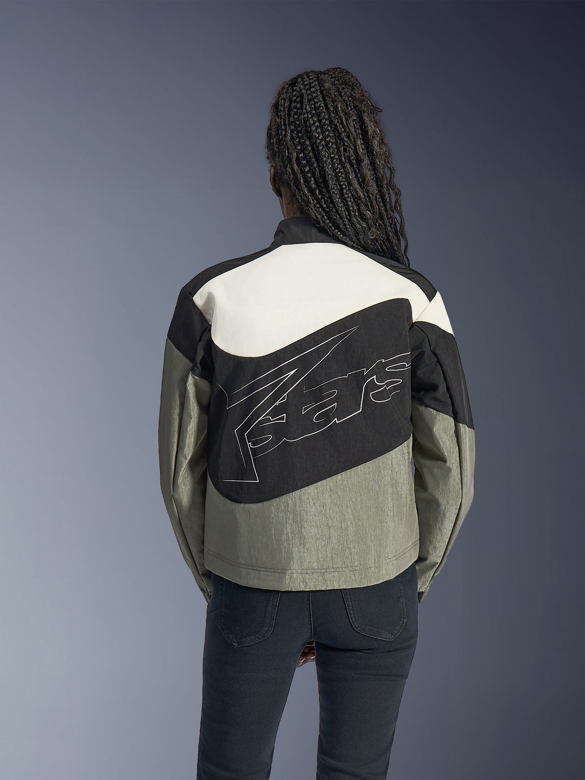 Alpinestars Stella Moshell, veste de moto urbaine pour femme, grise et noire, vue de dos avec grand logo, style streetwear.