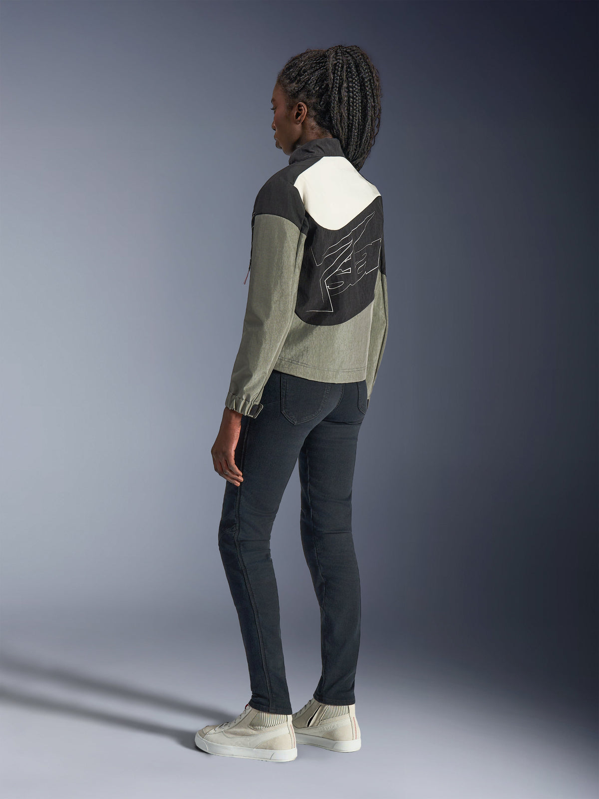 Alpinestars Stella Moshell, veste de moto urbaine pour femme, textile gris et noir, vue de dos avec graphisme asymétrique