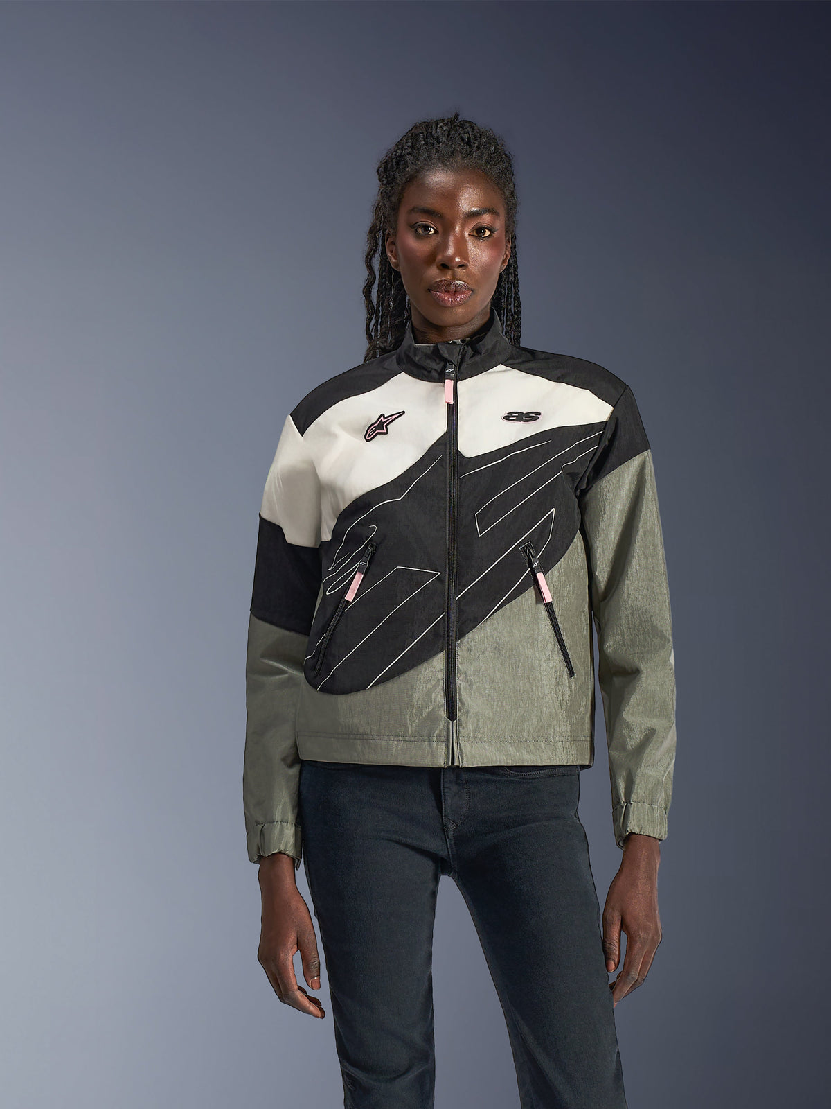 Veste Alpinestars Stella Moshell, veste de moto urbaine coupe-vent pour femme, textile gris et noir avec détails roses, portée par un mannequin.