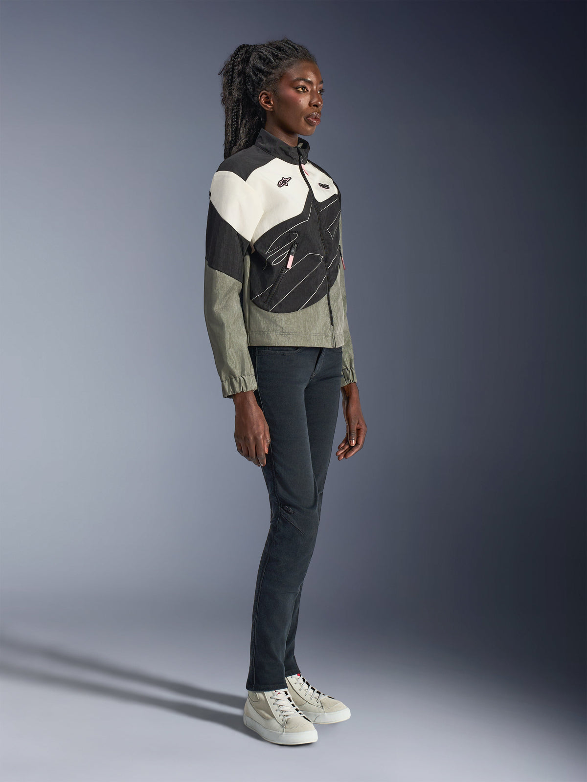 Veste Alpinestars Stella Moshell, veste de moto urbaine pour femme en polyamide recyclé gris et noir, sur un mannequin.