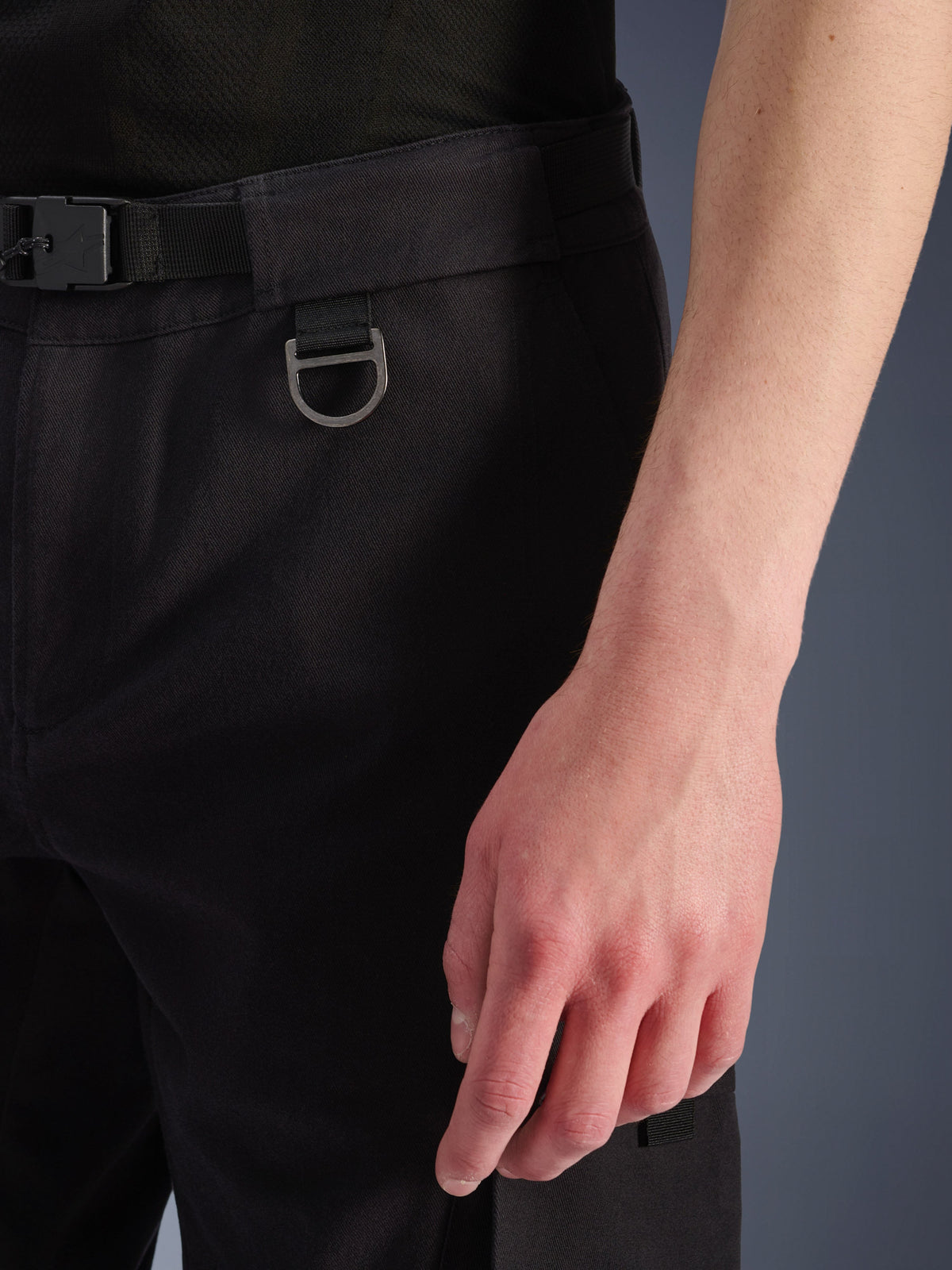 Alpinestars Flex-AST Cargo Pants - Short, zwart, close-up van de taille met de geïntegreerde riem en gesp, metalen D-ring detail en duurzame textielconstructie.
