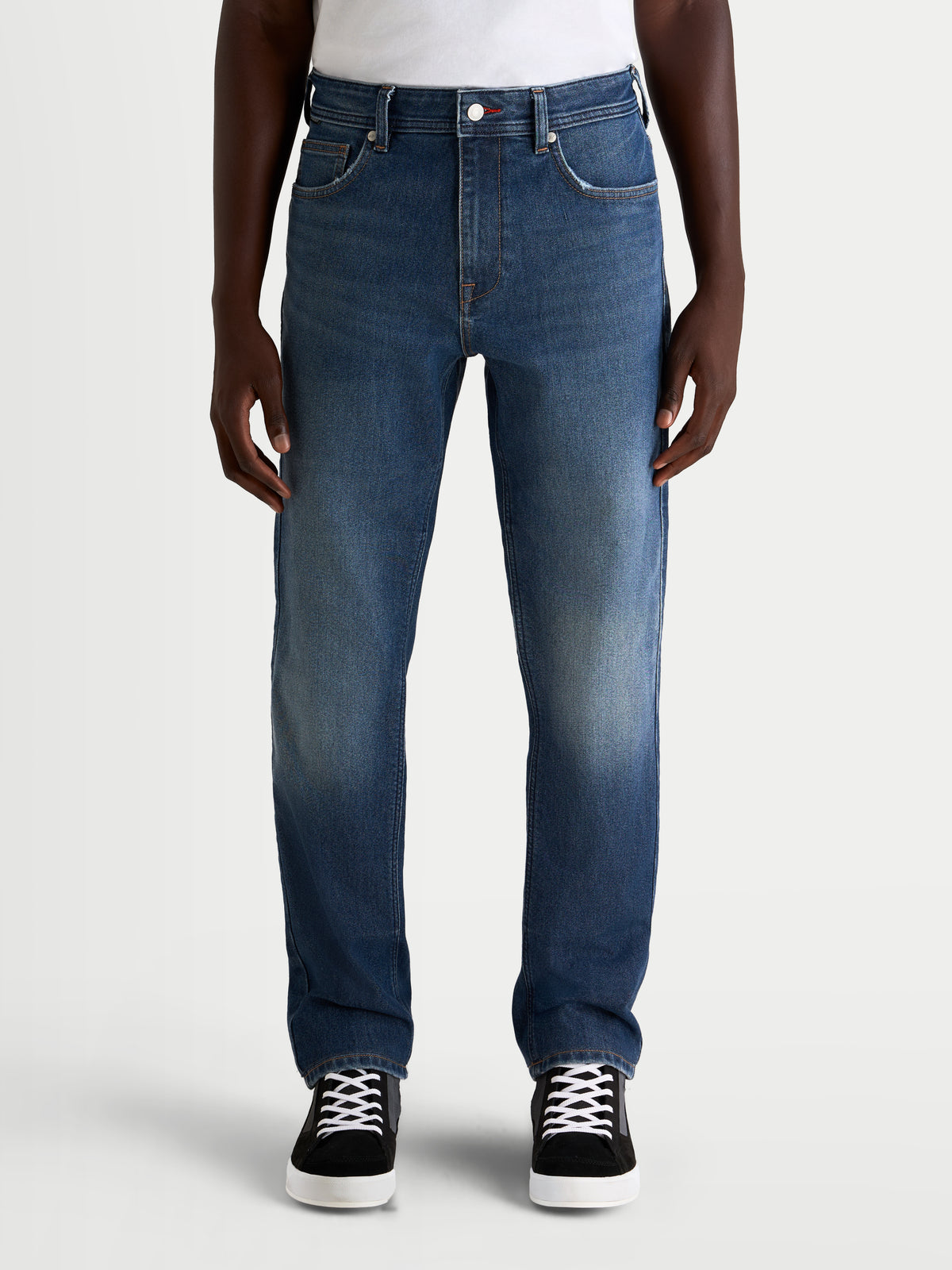 Alpinestars Flex Ast 8 Denim broek, urban motorjeans voor heren in middentandblauw, vooraanzicht op model met casual sneakers, AA-gecertificeerde enkelvoudige denim met beschermende eigenschappen
