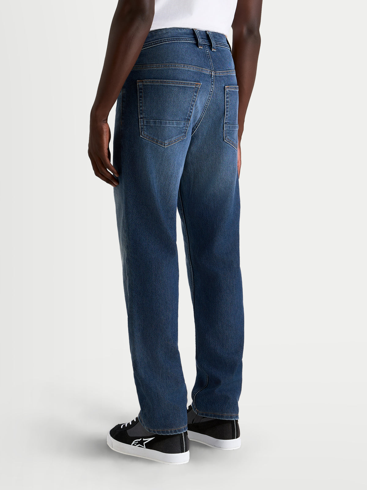 Alpinestars Flex Ast 8 Denim broek, urban motorjeans voor heren in blauw, achteraanzicht met enkellaagse stretchdenim en regular fit gedragen door model