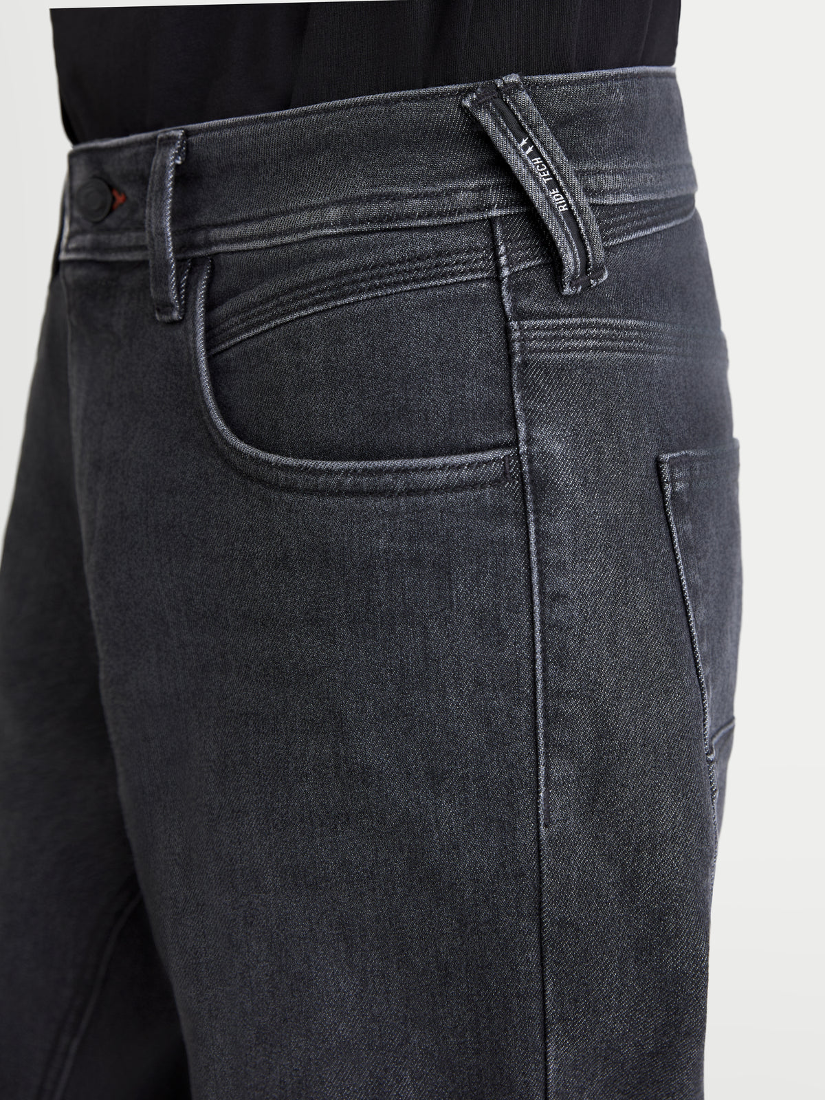 Flex Ast 7 Denim Pantalons d'Alpinestars, pantalon de moto urbain pour homme en denim noir délavé, gros plan sur la poche avant et les détails du passant de ceinture
