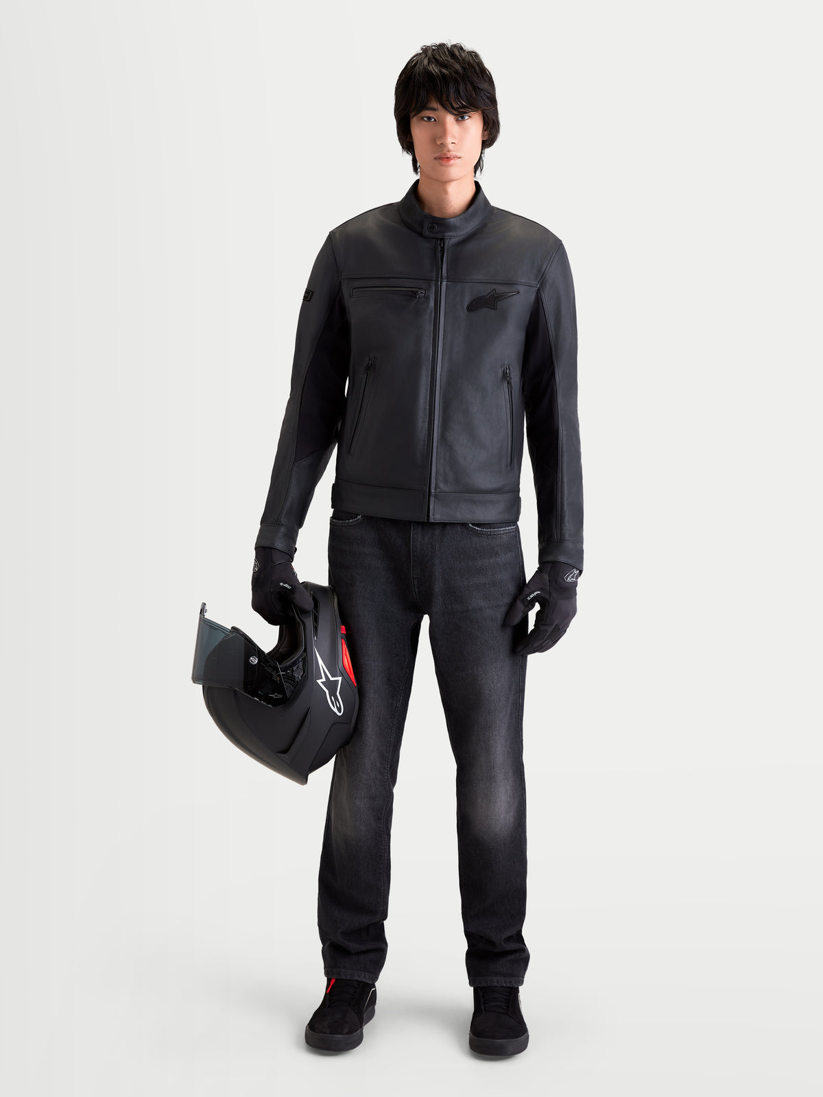 Alpinestars Flex Ast 7 Denim Pantalons, pantalon de moto urbain pour homme en denim noir délavé, porté par un modèle tenant un casque et des équipements assortis