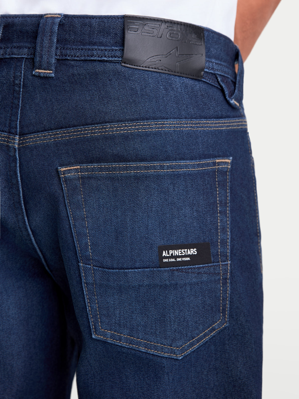 Alpinestars Flex Ast 7 Denim broek, urban motorjeans voor heren in donkerblauw, achteraanzicht met leren taillebandpatch en achterzakken met branding