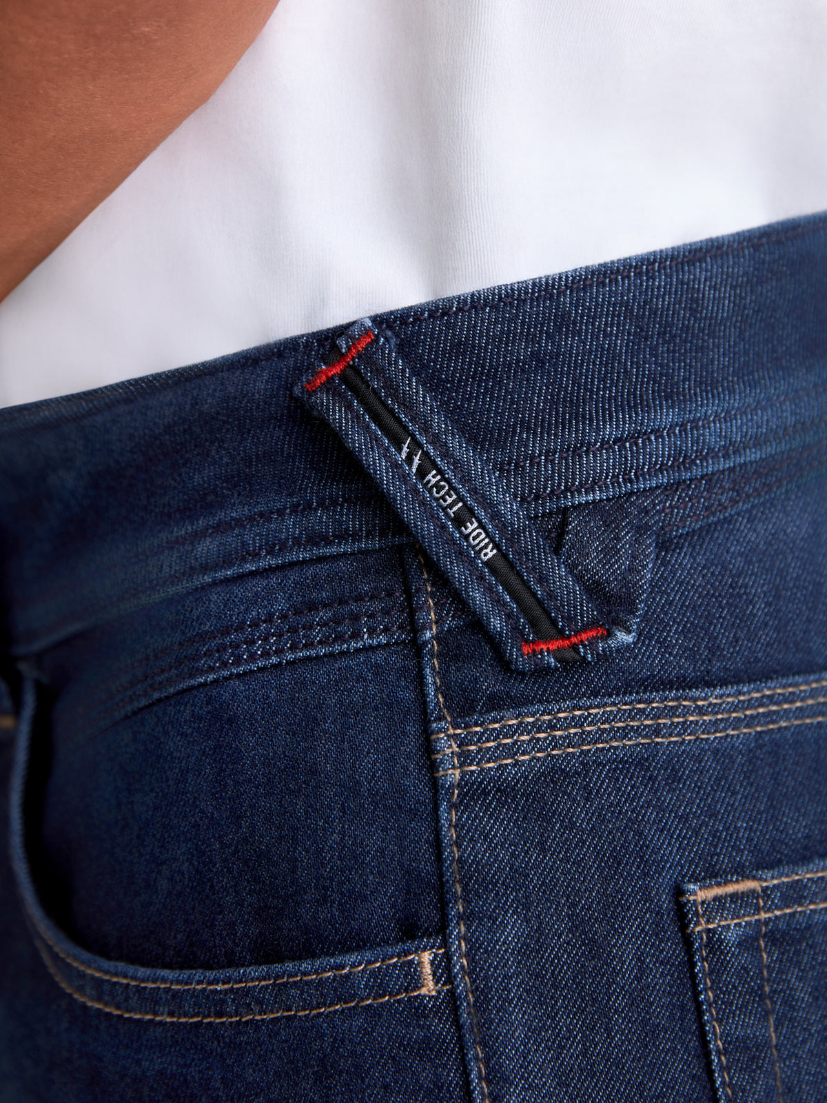 Alpinestars Flex Ast 7 Denim broek, urban motorbroek, donkerblauw, close-up van merknaam op riemlus en verstevigde stiksels