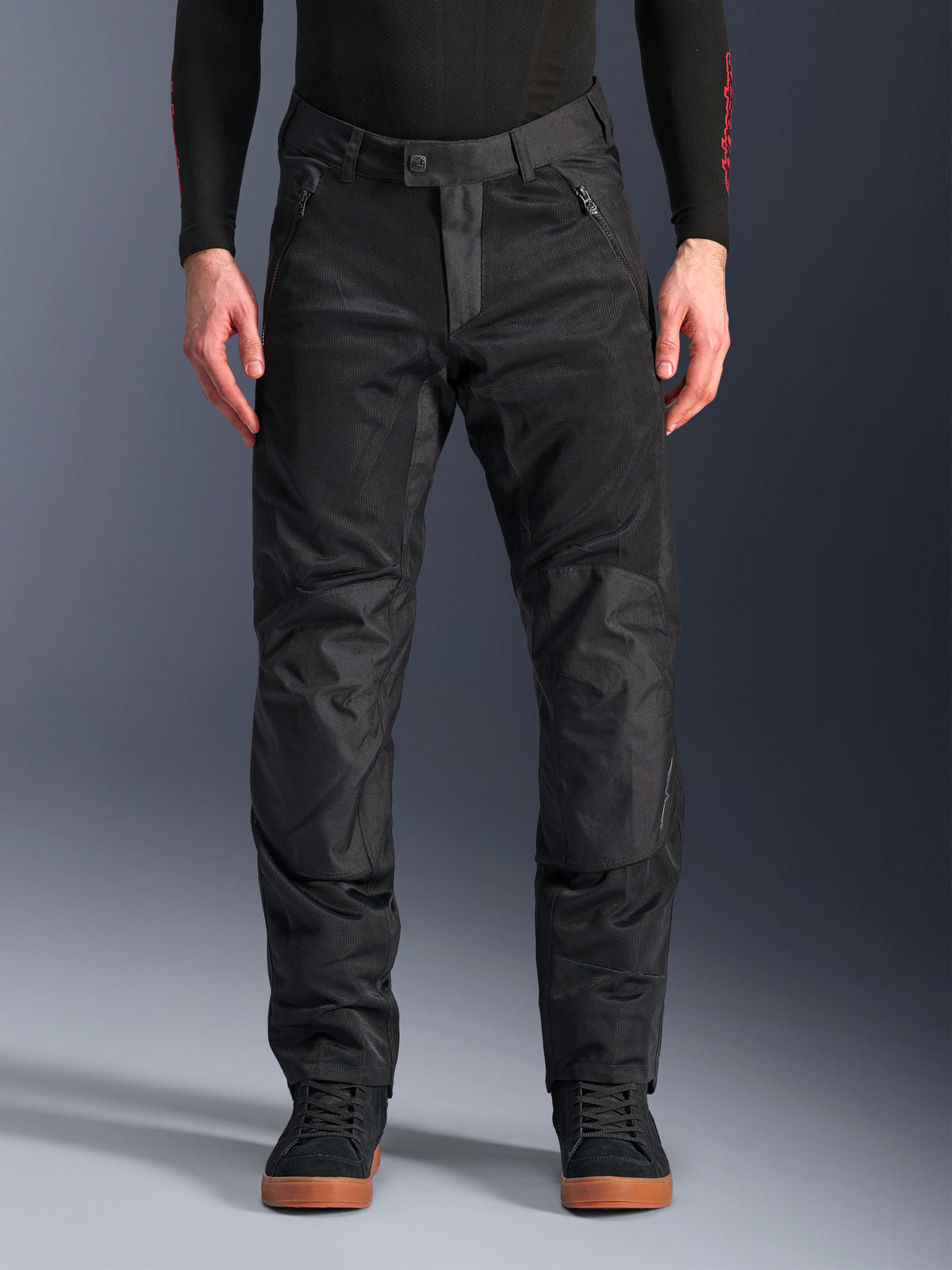 Alpinestars C-1 Air Pants, pantalon de moto urbain en textile noir, doté de larges panneaux en mesh pour la circulation de l'air, sections renforcées aux genoux, poches avant zippées et coupe ajustée