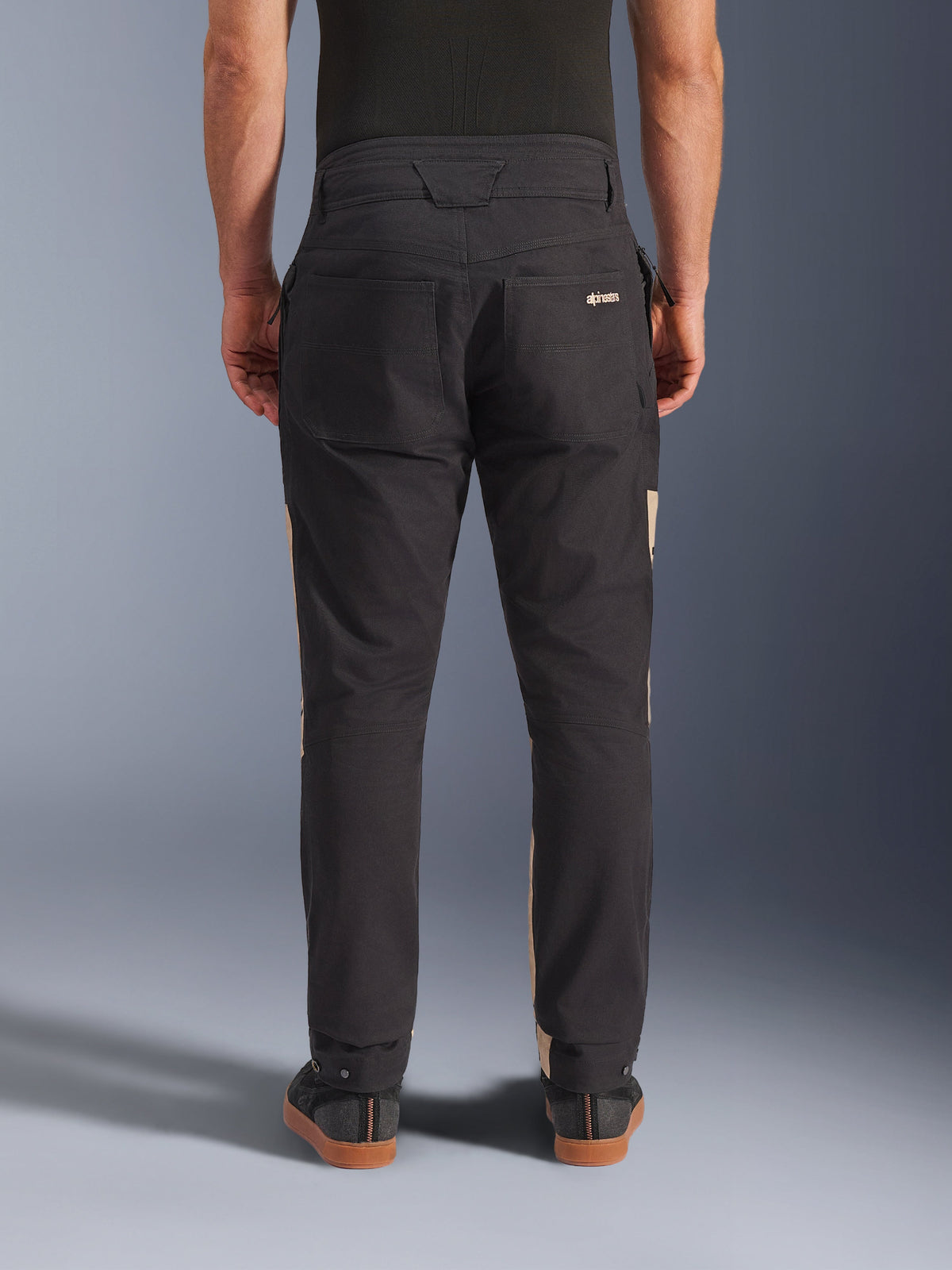 Pantalon Alpinestars Flex-AST Canvas en Black Aluminum, vue arrière montrant le design utilitaire avec poches arrière et accents latéraux beige, polycoton extensible, équipement de moto urbain pour homme
