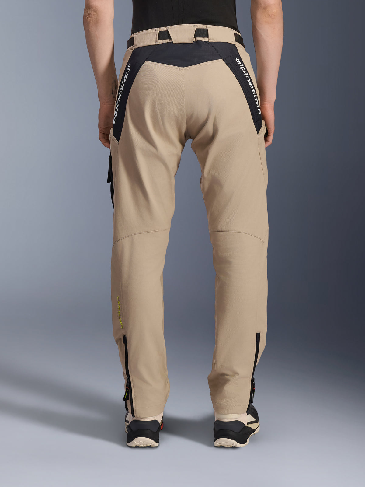 Pantalon Alpinestars Acteon, pantalon de moto urbain, Sable, vue arrière avec empiècements en ripstop noir et marquage blanc sur l'empiècement, coupe fuselée avec fermetures éclair au bas des jambes, équipement de route contemporain