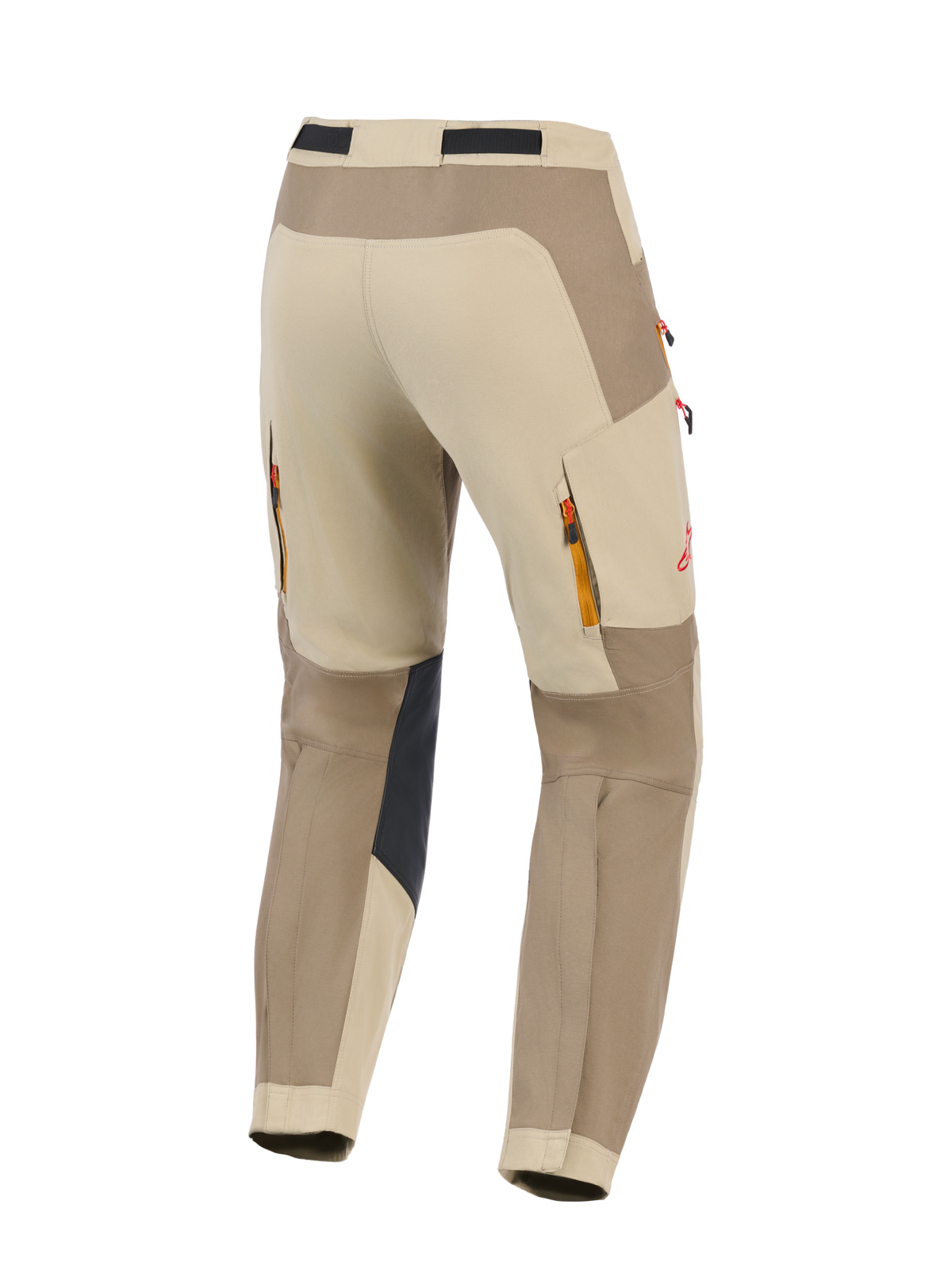 Alpinestars Maxdura Dual Pants, Walnut Aluminum, vue arrière de pantalon de moto d'aventure beige et marron, comprenant des panneaux intérieurs noirs renforcés aux genoux, des aérations arrière zippées, un logo rouge et une construction en polyamide extensible durable pour la conduite dual-sport