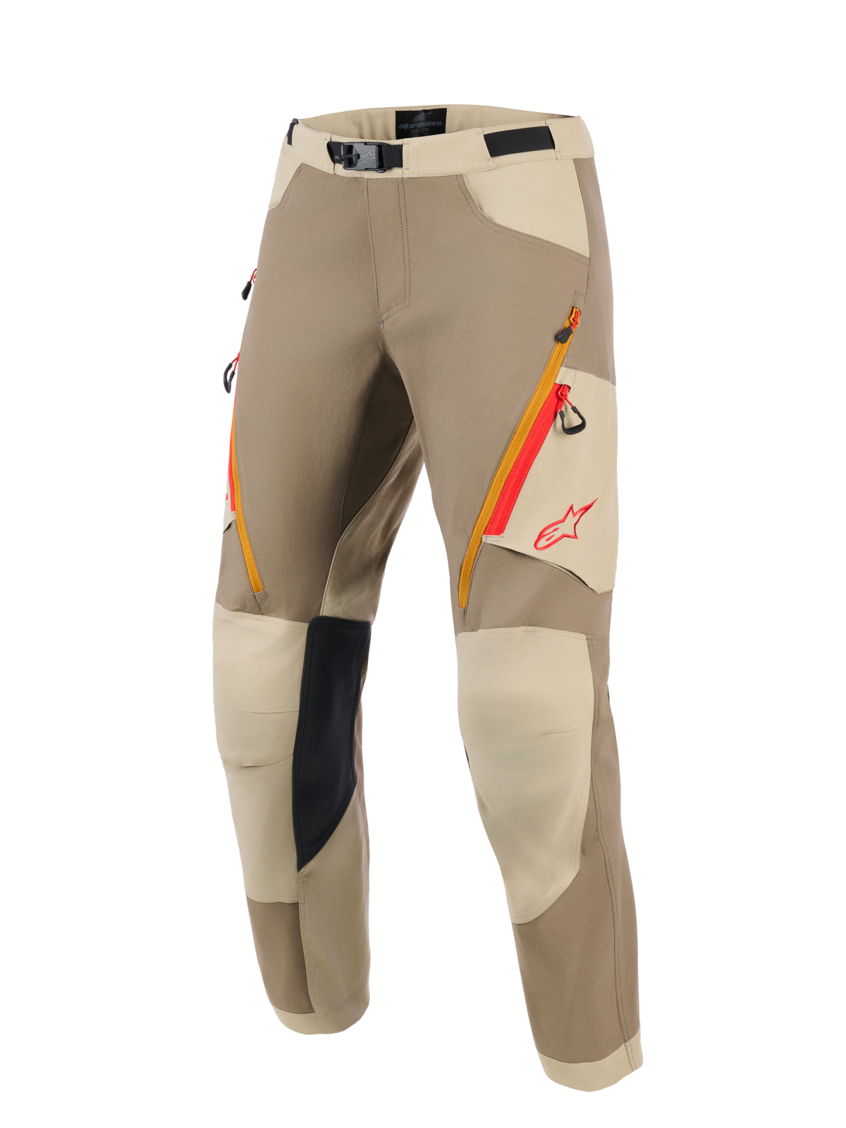 Pantalon Alpinestars Maxdura Dual, pantalon de moto aventure, coloris Walnut et Aluminum tan, avec poches zippées aux cuisses orange et rouge, empiècements renforcés aux genoux beige clair avec grip noir, et logo Alpinestars rouge, conçu pour le dual-sport