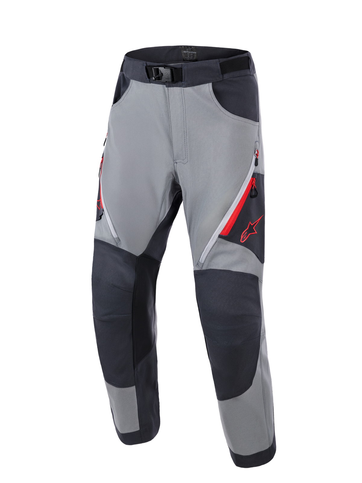 Alpinestars Maxdura Dual Pants, adventure motorbroek, donkergrijs en diepgrijs, met versterkte donkergrijze kniepanelen, rode ventilatieopeningen met rits op de dijen, rood Astars-logo op de dij en een verstelbare tailleband met magnetische gesp, ontworpen voor dual-sport ritten