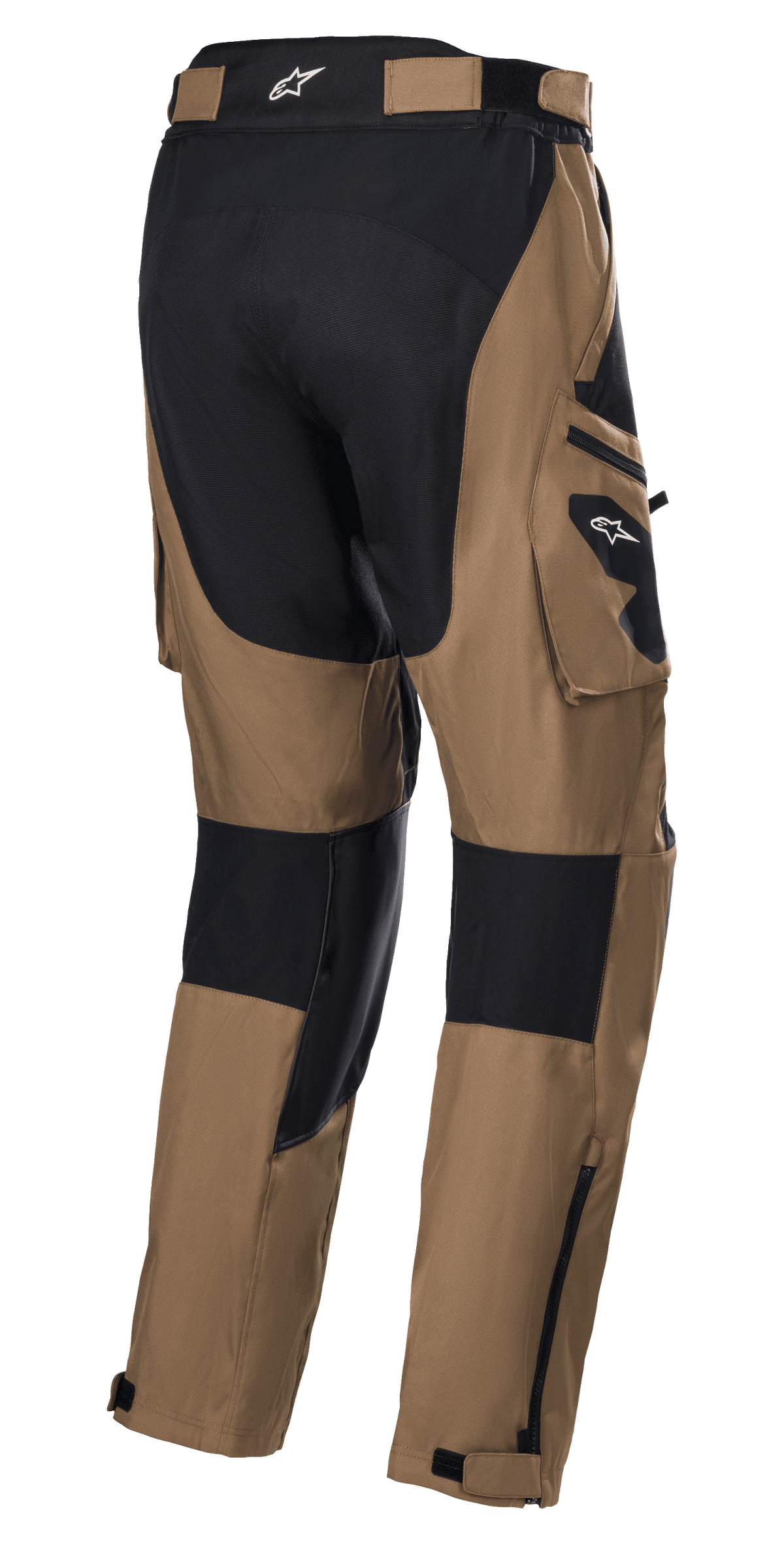 Alpinestars Venture XT Pants Over Boot, Camel en Zwart, adventure touring motorbroek, achteraanzicht met cargozakken en zwarte verstevigingspanelen, waterbestendige textielconstructie met verstelbare ritsen onderaan de broekspijpen voor een over-de-laars pasvorm