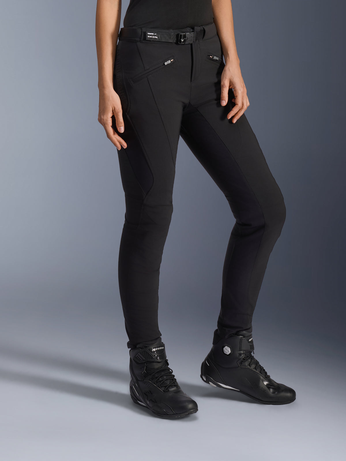 Alpinestars Alamosa Damen-Hose, Schwarze Urban-Motorradhose, Slim-Fit-Design mit Reißverschlusstaschen und integriertem Taillengürtel, kombiniert mit schwarzen High-Top-Motorradschuhen