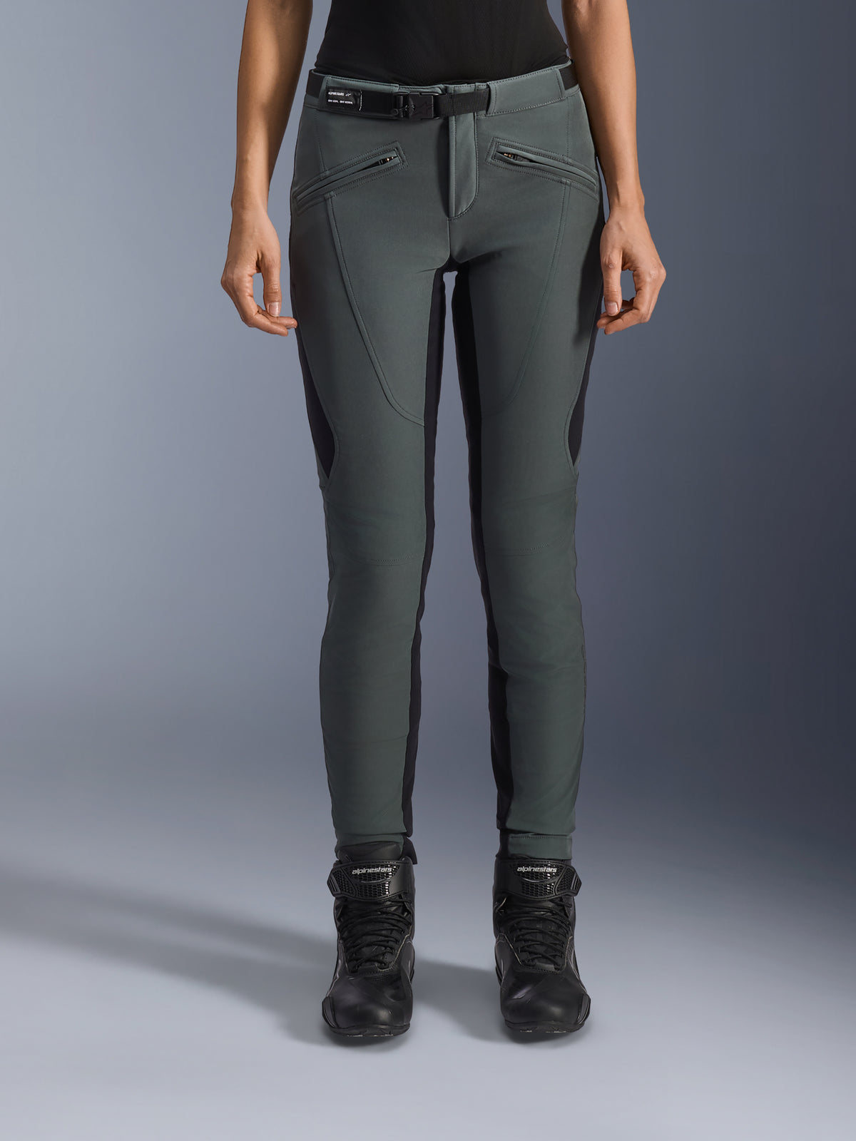 Alpinestars Alamosa Damen-Motorradhose, Urban Grau und Schwarz, schmale Passform, Softshell-Material mit Reißverschlusstaschen.