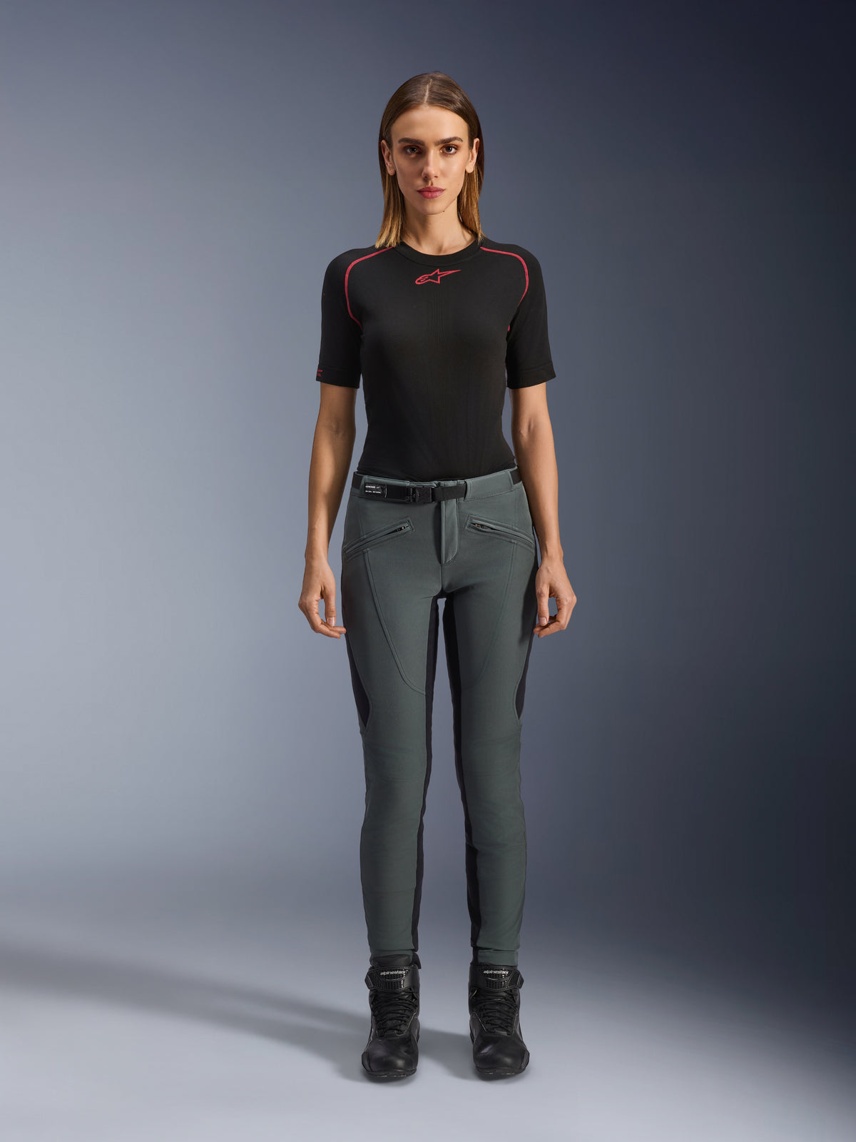 Alpinestars Alamosa Hose, Damen-Motorradhose, Urban Gray, schmale Passform, Stretch-Softshell mit CE-Protektoren, getragen mit schwarzem Kurzarm-Oberteil.