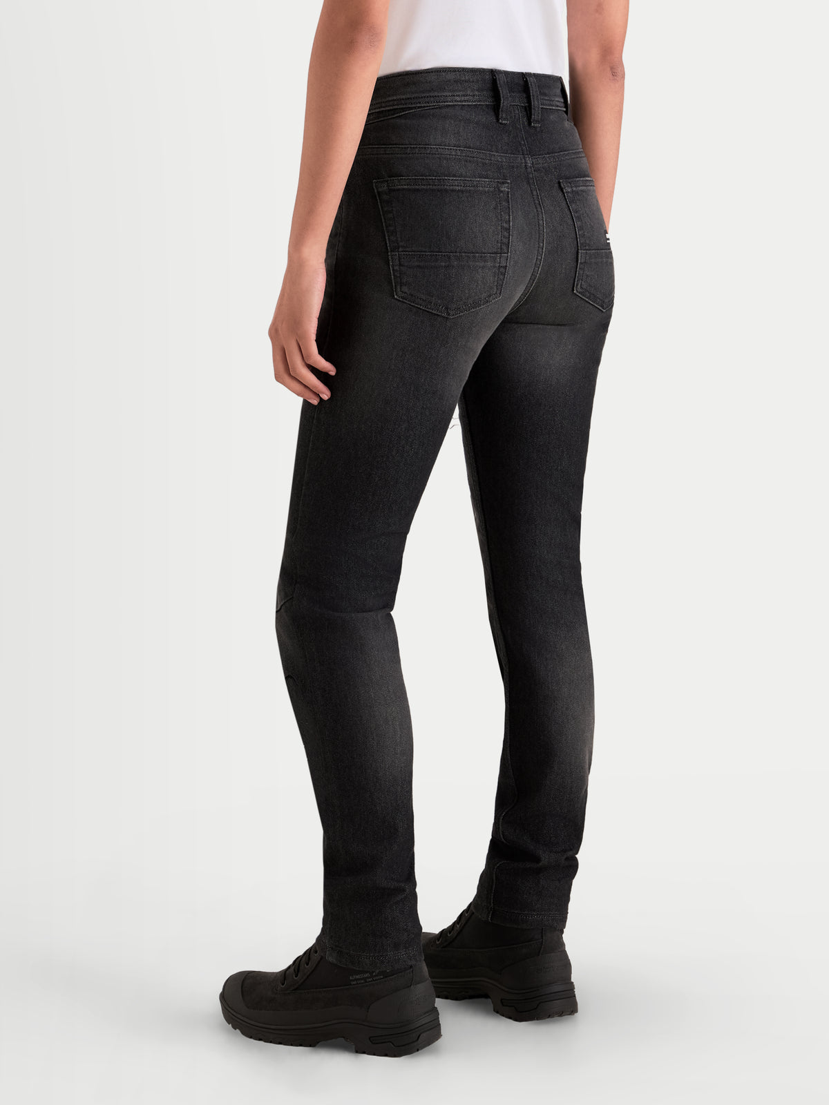 Alpinestars Stella Flex Ast 7 Denim Pantalons, pantalon de moto urbain pour femme noir, vue de dos montrant la construction en denim technique monocouche et la coupe ajustée portés par un modèle