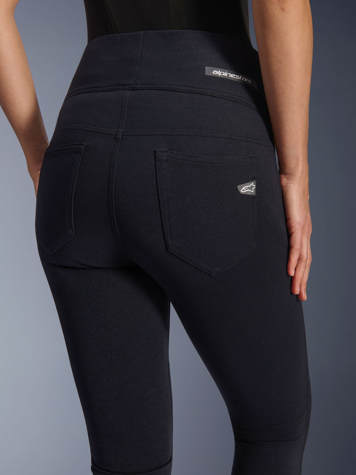 Alpinestars Stella Flex-Ast leggings, motorleggings voor dames, zwart, achteraanzicht met high-waist ontwerp, twee achterzakken, Alpinestars-logo op de tailleband en rechterzak, nauwsluitend textiel voor urban rijden