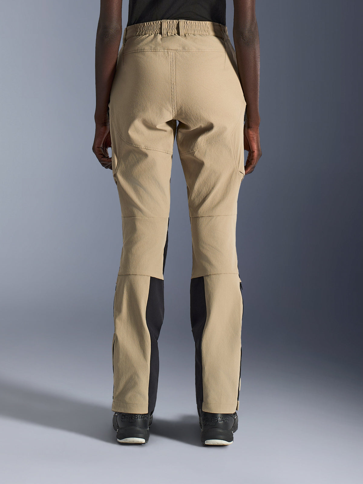 Alpinestars Stella Flex-AST Explorer broek, motorbroek voor dames, zandkleur en zwart, achteraanzicht met stretch ripstop-constructie, elastische tailleband en versterkte zitpanelen, adventure touring-uitrusting