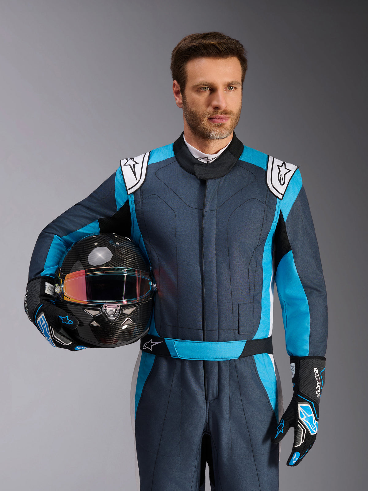 Alpinestars GP Pro Comp V2 FIA Auto-Rennkombi, Herren, Asphalt, Cyan und Weiß, Modell mit Carbon-Helm.