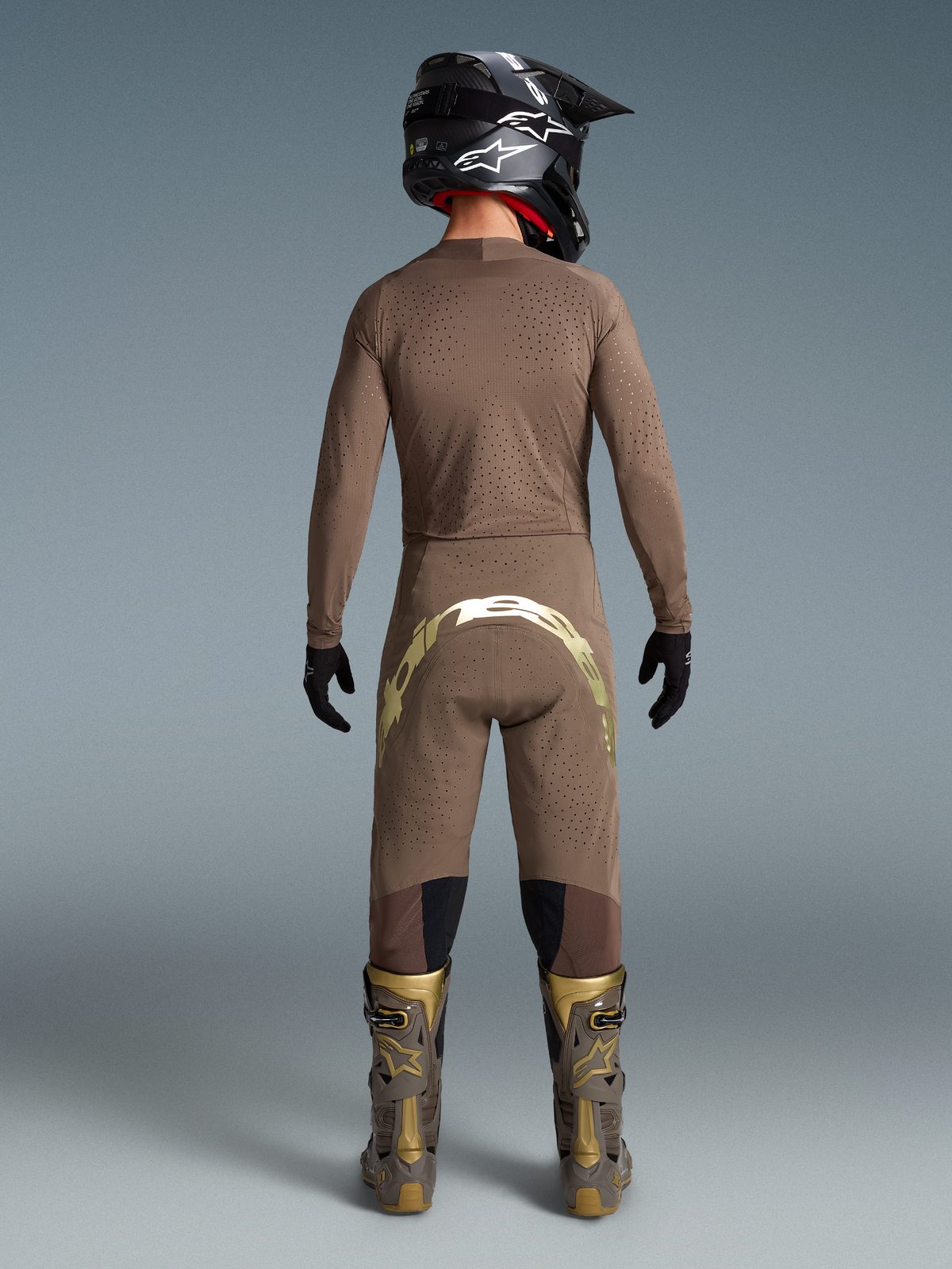 Alpinestars Limited Edition Supertech Air Gold Bekleidungsset, Herren-Motocross-Outfit in Braun und Gold mit belüftetem Mesh-Trikot und Hose, Rückansicht.