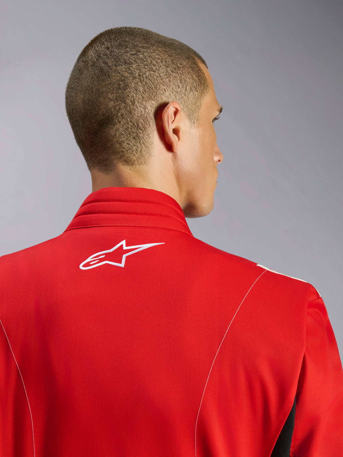 Alpinestars Kart Indoor V2 Anzug, Rot, Nahaufnahme des oberen Rücken- und Nackenbereichs mit weißem gesticktem Logo und Kontrastnähten, ergonomisches Kragendesign für den Kartsport