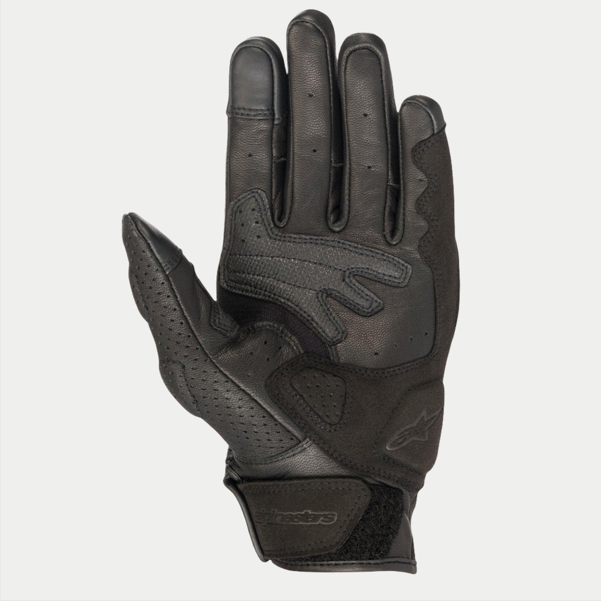 Gants Alpinestars Mustang V2, gants de moto en cuir noir, vue de la paume montrant le cuir perforé, renforts en daim synthétique et fermeture du poignet par bande auto-agrippante, équipement de route urbain