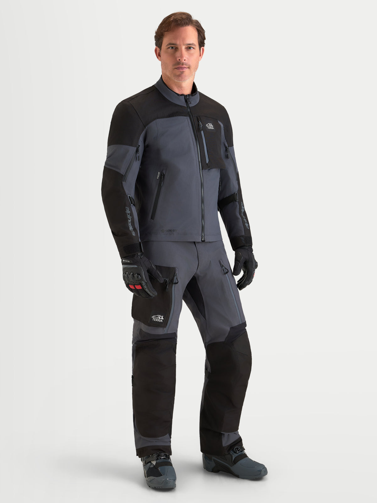 Alpinestars Arenis Gore-Tex Gear Set, adventure motorjas en motorbroek voor heren in zwart en donkergrijs, vooraanzicht op model met waterdichte textiel motorkleding