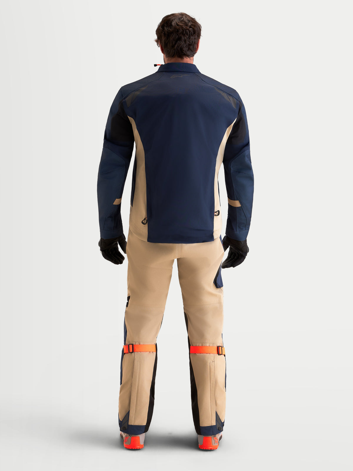 Alpinestars Arenis Gore-Tex® Tenue complète, veste et pantalon de moto adventure pour homme en bleu marine et aluminium, vue de dos sur un modèle portant l'équipement et des gants assortis
