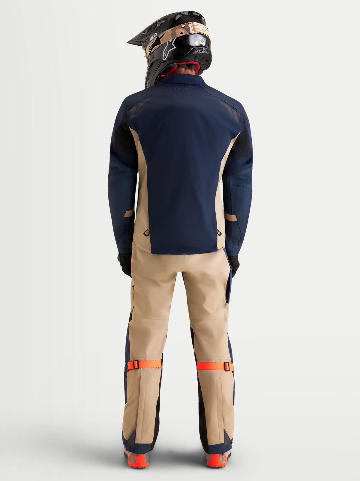 Alpinestars Tenue complète Arenis Gore-Tex, tenue de moto adventure pour homme en bleu marine et aluminium, vue de dos sur un modèle portant l'équipement assorti et un casque, vêtement d'équitation tout-terrain imperméable