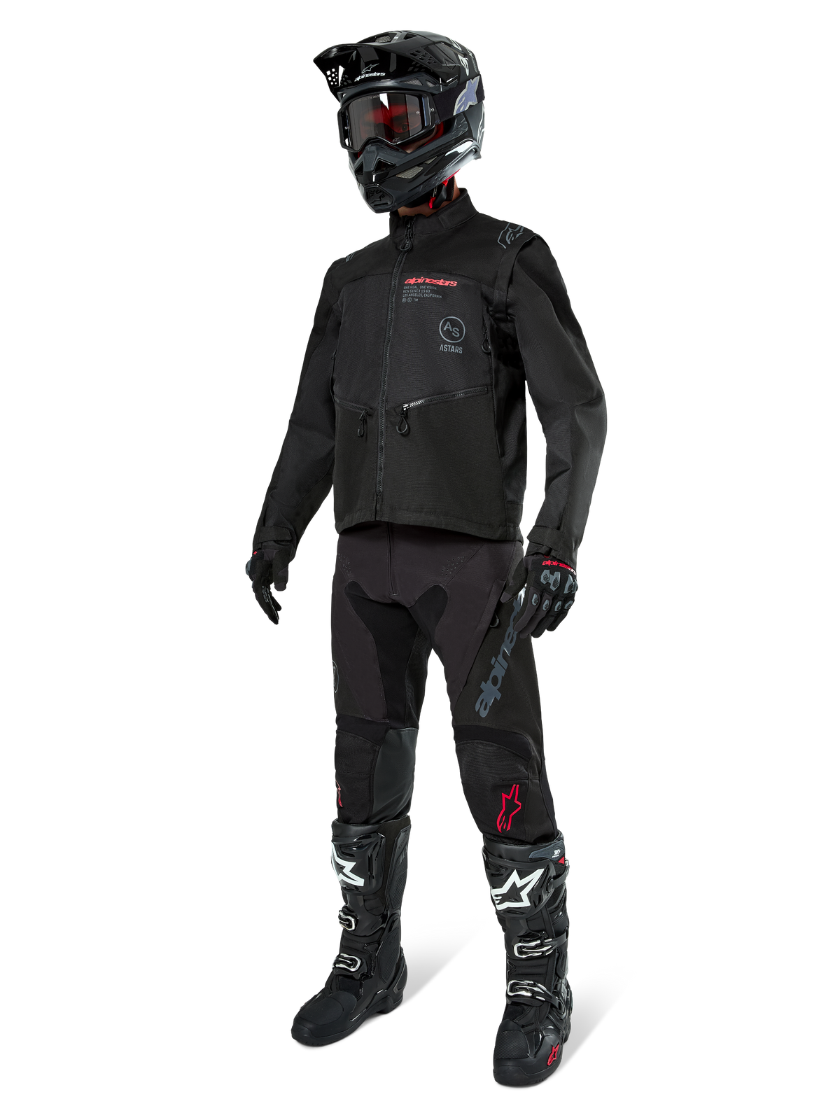 Pilote de motocross portant un équipement de course complet, veste Alpinestars Pro-Dura noire, pantalon noir avec marquage gris et accents rouges, casque noir avec lunettes, et bottes de motocross noires et blanches, tenue coordonnée pour l'enduro et le tout-terrain