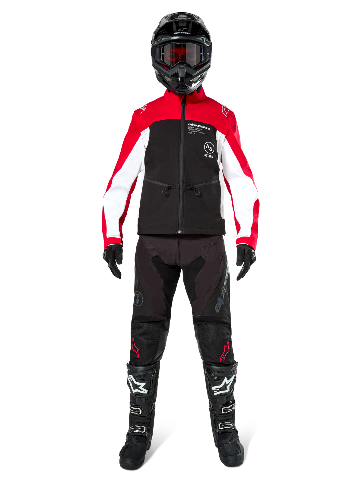 Motocross-Fahrer in der Alpinestars Lite-Dura Softshell-Jacke in Schwarz, Bright Red und Weiß, kombiniert mit einer schwarzen Offroad-Hose, schwarz-weißen Stiefeln und einem schwarzen Helm mit Goggles, komplette Ausrüstung für Enduro-Rennen