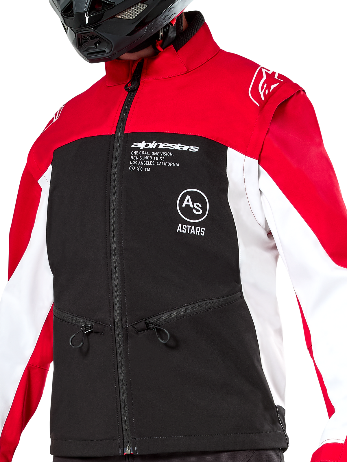 Alpinestars Lite-Dura Softshell-Jacke, Offroad-Enduro-Jacke, Schwarz, Hellrot und Weiß, mit roten Schultern und Kragen, schwarzem Brustbereich mit weißen Alpinestars- und ASTARS-Logos, weißen Ärmeln, Fronttaschen mit Reißverschluss, getragen von einem Fahrer mit schwarzem Helm.