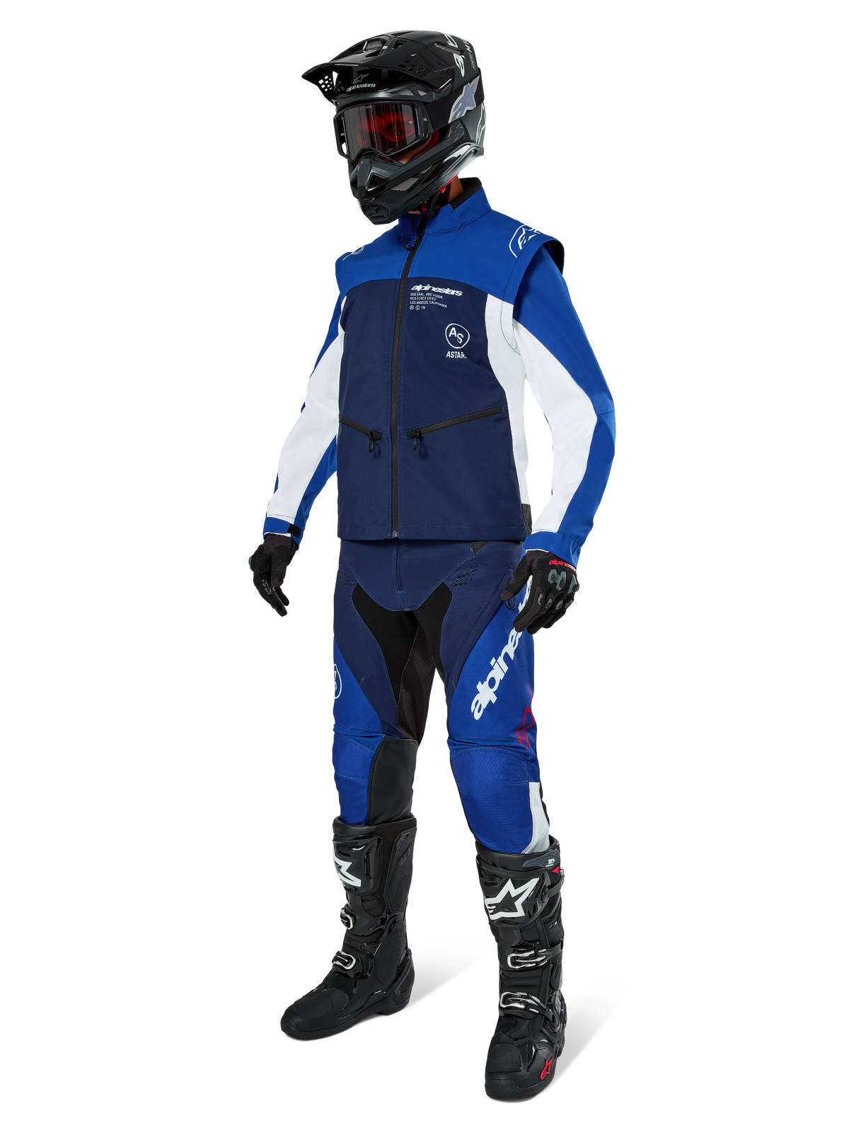 Alpinestars Lite-Dura Softshell-Jacke, Navy, Hellblau und Weiß, getragen mit passender Offroad-Hose, schwarzen Motocross-Stiefeln, schwarzem Helm mit Brille und schwarzen Handschuhen, komplette Enduro-Ausrüstung für den Offroad-Sport