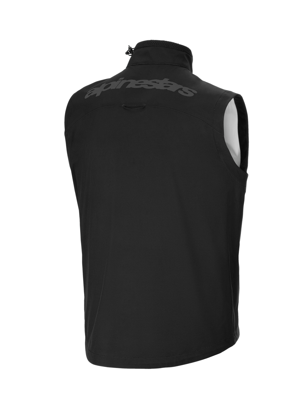 Alpinestars Techstar Softshell-Weste, Schwarz, Rückansicht mit großem tonalen Alpinestars-Schriftzug auf dem oberen Rücken, winddichtes, leichtes Softshell-Material, hoher Kragen mit verstellbarem Kordelzug, ergonomisches ärmelloses Design für das Layering über Offroad-Ausrüstung.