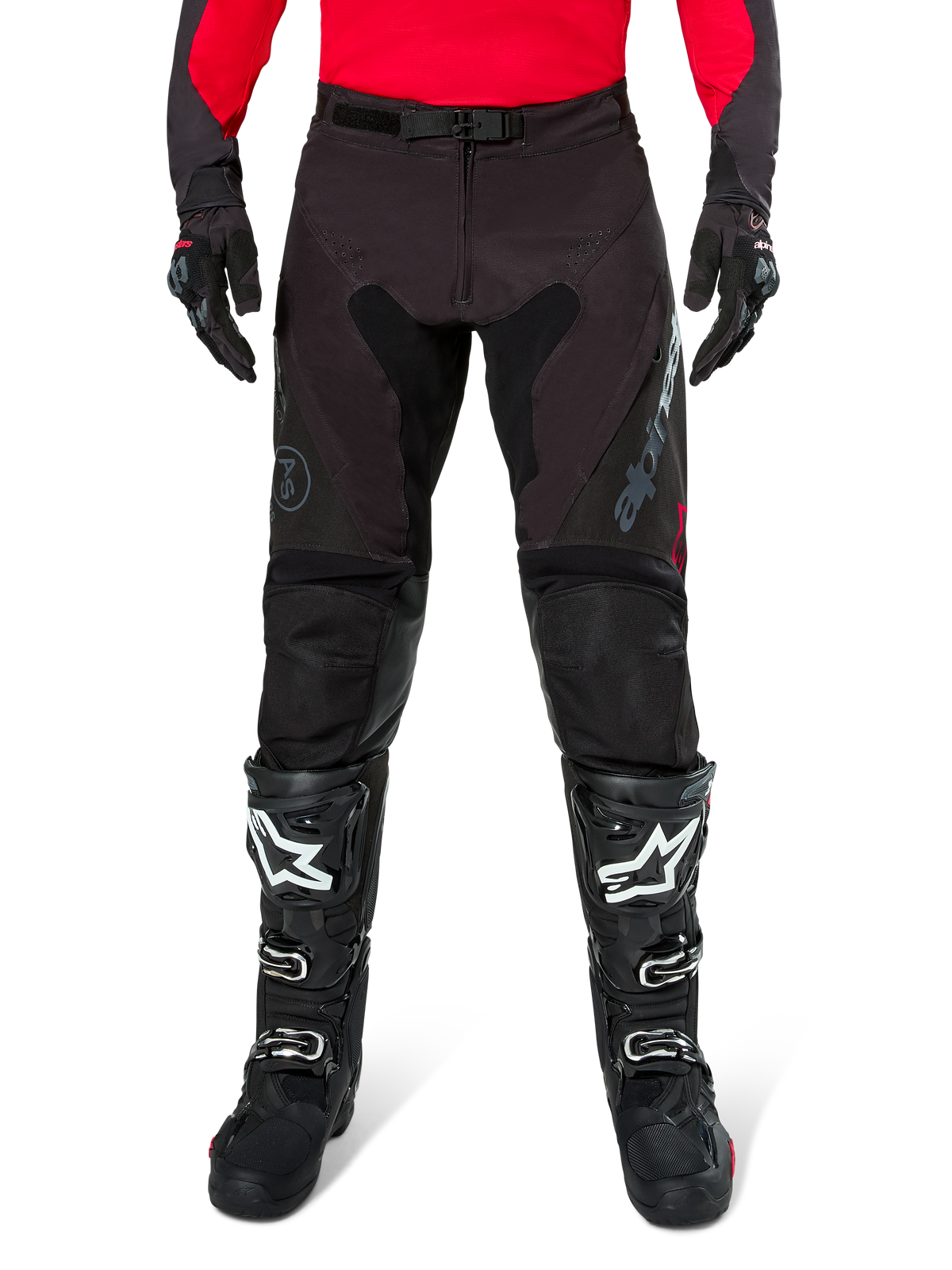 Alpinestars Pro-Dura Pants, pantalon d'enduro noir et gris Magnet, porté avec un maillot rouge à manches longues et des bottes de motocross noires, avec logos Alpinestars gris et construction en ripstop durable pour le tout-terrain