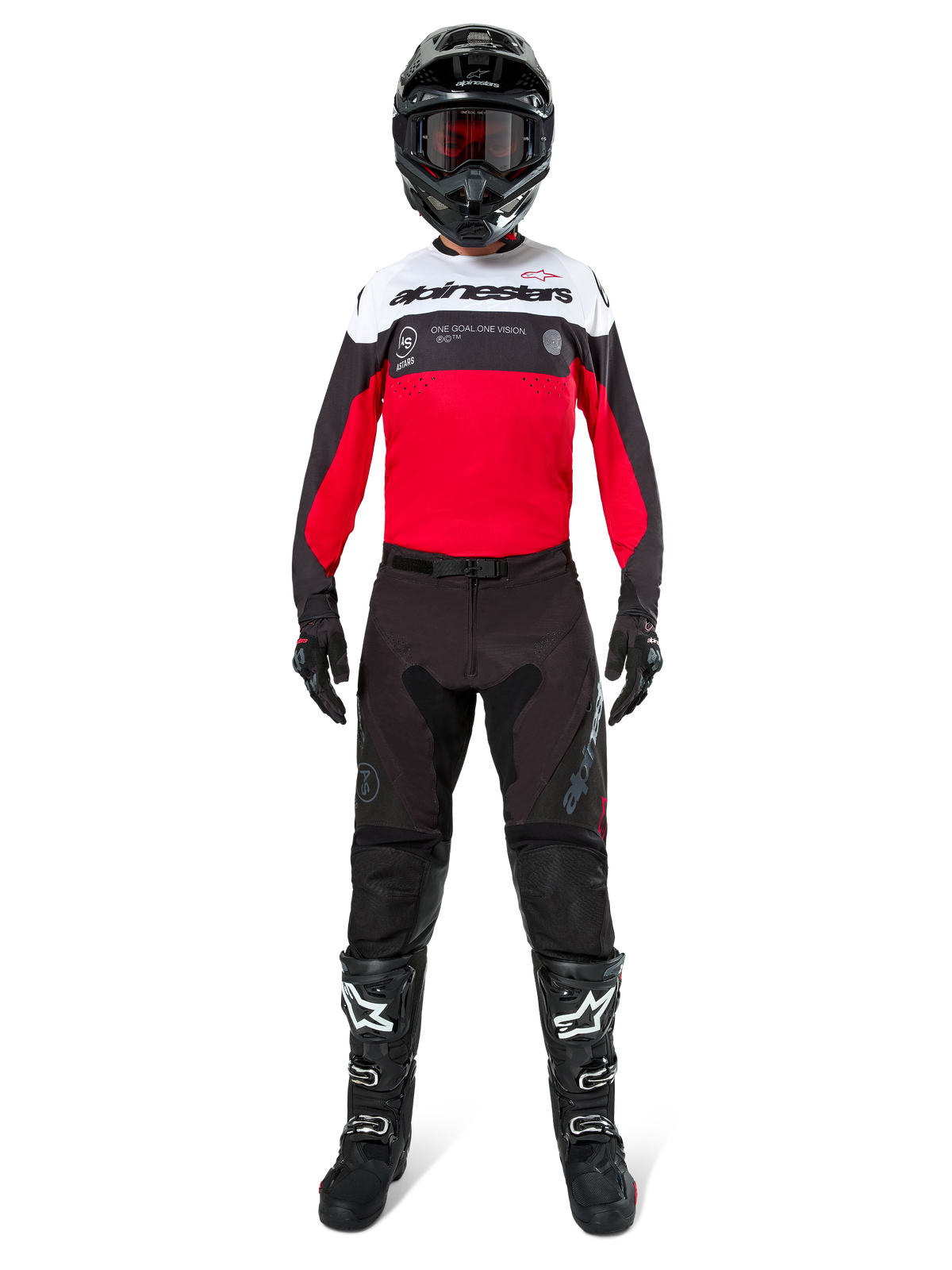 Pilote de motocross portant le pantalon Alpinestars Pro-Dura Noir et Magnet, associé à un maillot rouge, blanc et noir, un casque noir et des bottes noires, équipement de course tout-terrain complet, conception durable et légère pour l'enduro