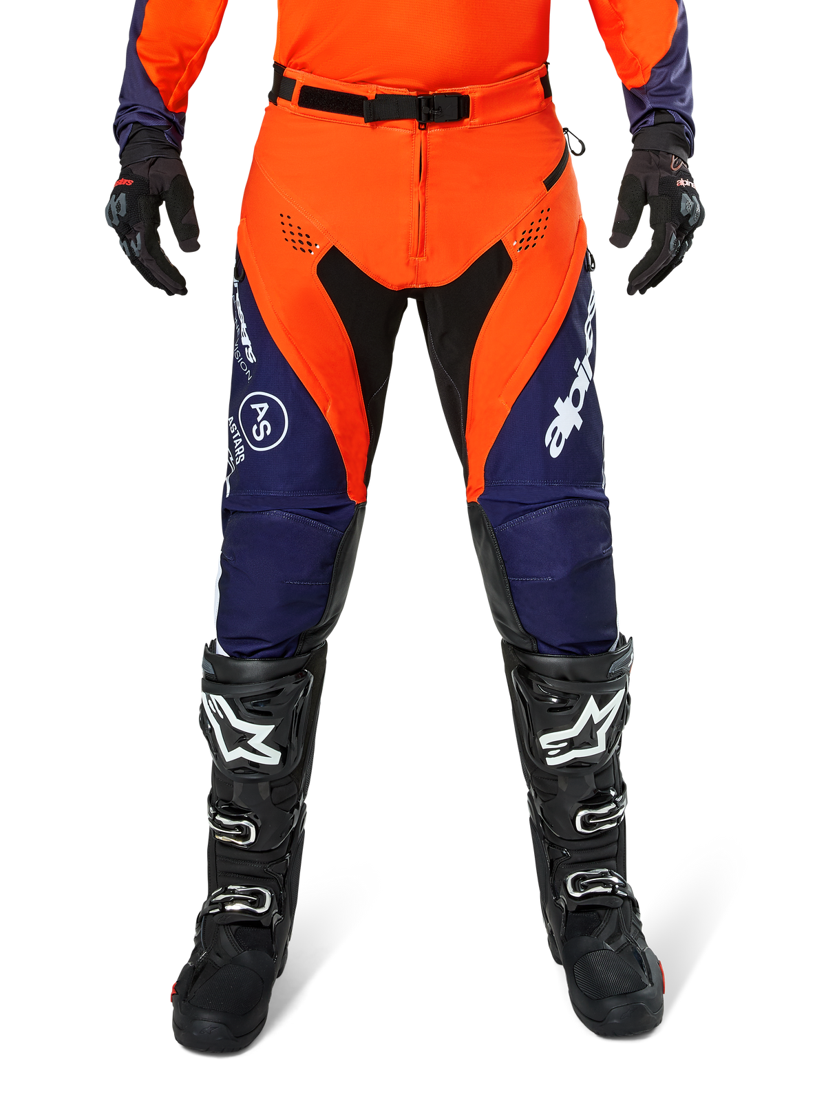 Pantalon Alpinestars Pro-Dura, pantalon de motocross et d'enduro, bleu marine, orange vif et blanc, avec empiècements noirs et logos blancs, porté avec des bottes et des gants tout-terrain noirs, équipement de protection professionnel pour le trail et le tout-terrain