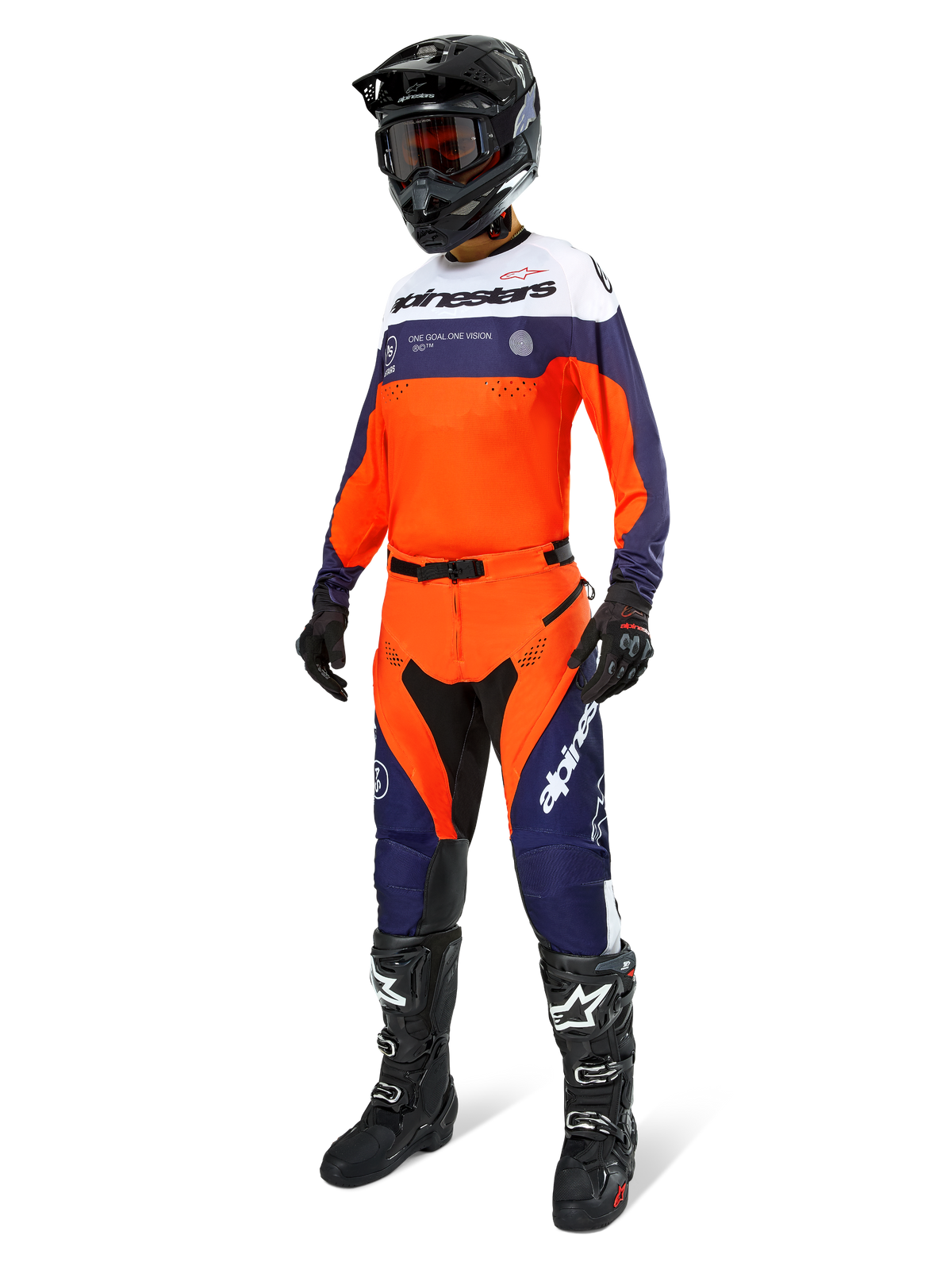 Pantalon Alpinestars Pro-Dura, pantalon de motocross et d'enduro, bleu navy, orange vif et blanc, porté avec une tenue de course complète comprenant un maillot assorti, un casque noir et des bottes noires, doté de panneaux durables et d'un marquage distinctif pour des performances tout-terrain