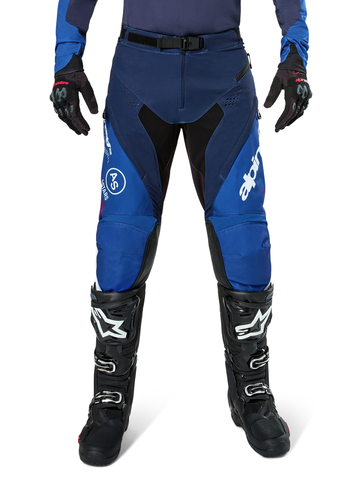 Alpinestars Pro-Dura Pants, pantalon de motocross, bleu marine et bleu vif avec des détails blancs, vue de face porté avec des bottes et des gants noirs, conception technique pour l'enduro et le tout-terrain