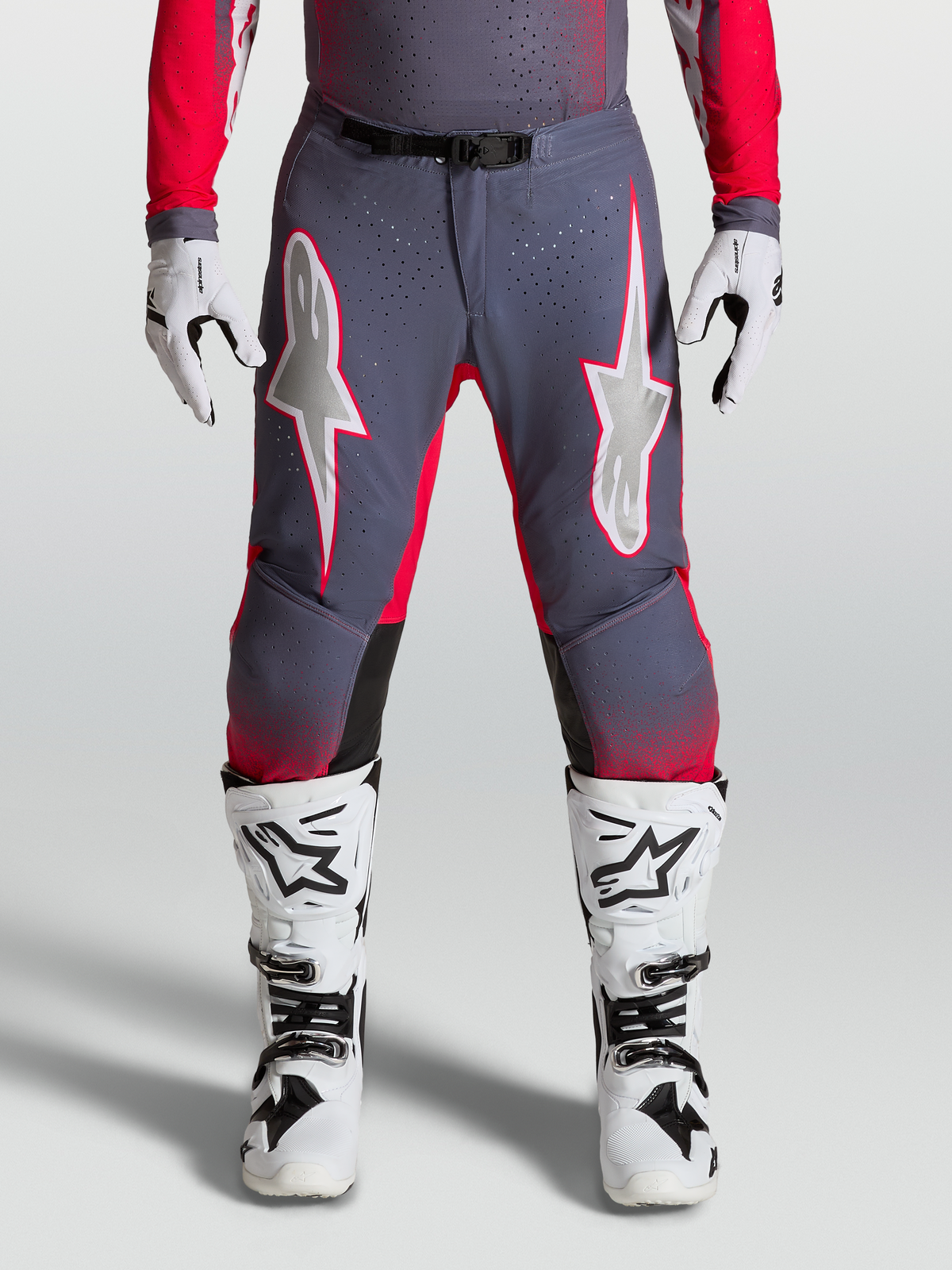Alpinestars Supertech Hiten AFD broek, motocrossbroek in grijs en rood fluo met geperforeerde stretchpanelen.